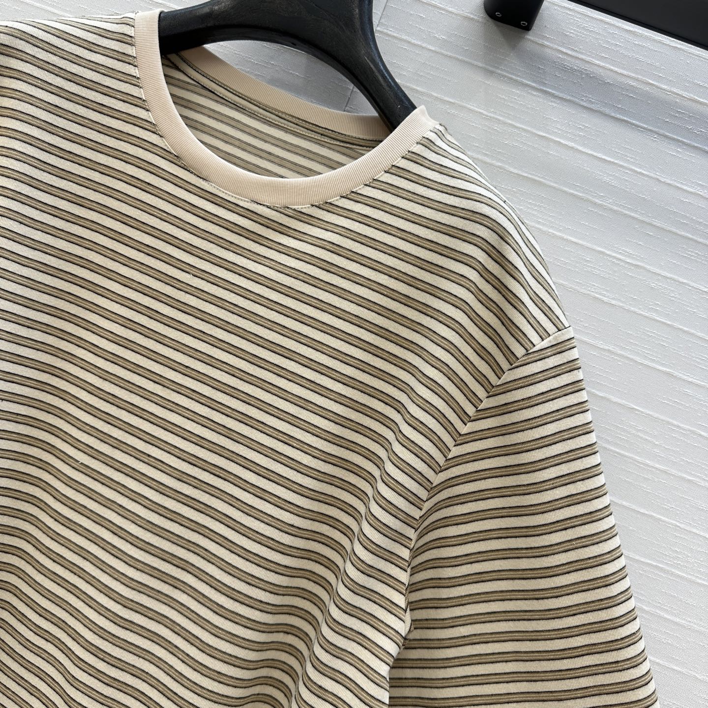 爆款必入，Row风细条纹圆领棉质打底衫，清新简约的条纹配色百搭不挑人；极简风招牌宽松版型，轻松打造松弛纸