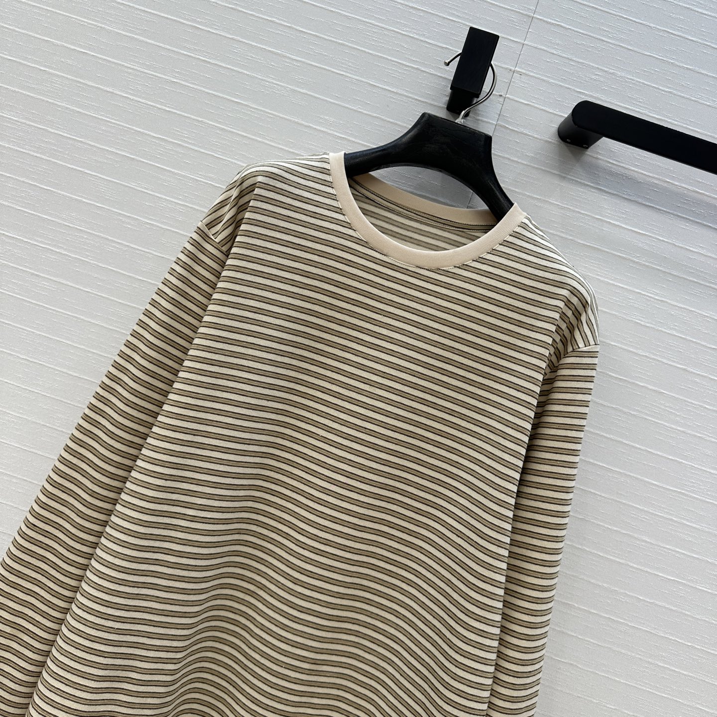 爆款必入，Row风细条纹圆领棉质打底衫，清新简约的条纹配色百搭不挑人；极简风招牌宽松版型，轻松打造松弛纸