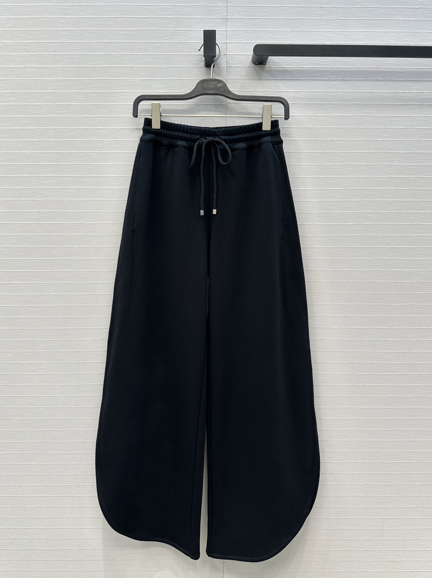 独家首发❤️Alai*26新品时髦精穿搭！花瓣边慢跑休闲裤！抽绳松紧腰 开叉裤腿设计弧边造型打破基础款的