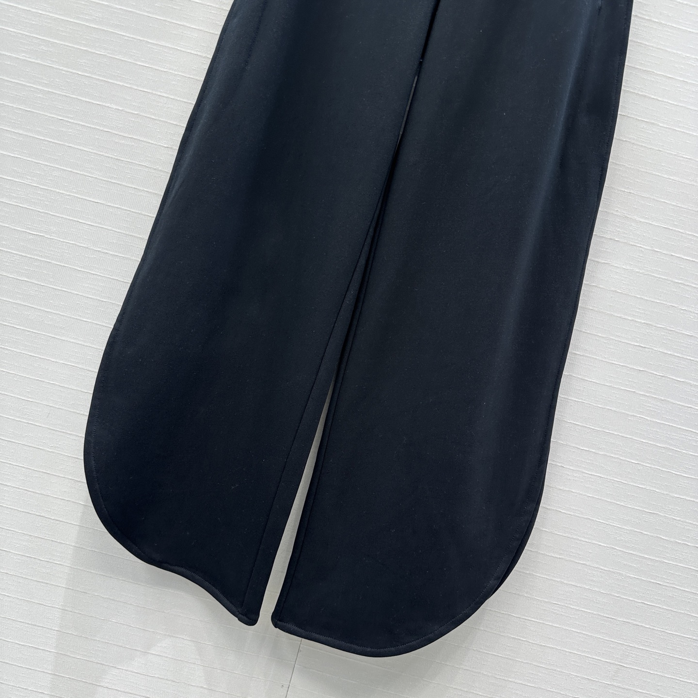 独家首发❤️Alai*26新品时髦精穿搭！花瓣边慢跑休闲裤！抽绳松紧腰 开叉裤腿设计弧边造型打破基础款的