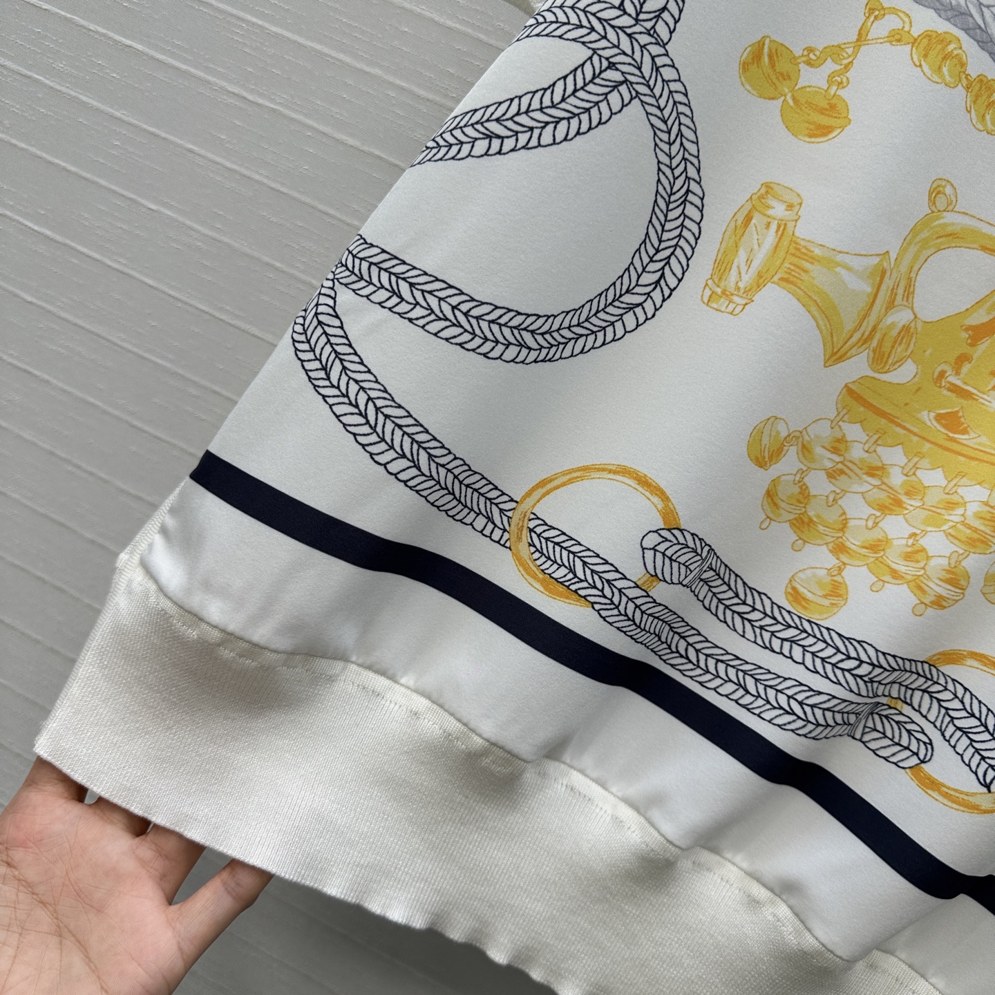 爆单推荐❤️He*m*26新品马鞍印花拼接针织上衣！印花面拼接绢丝羊毛混纺纱线细腻柔软的手感无敌赞！经典