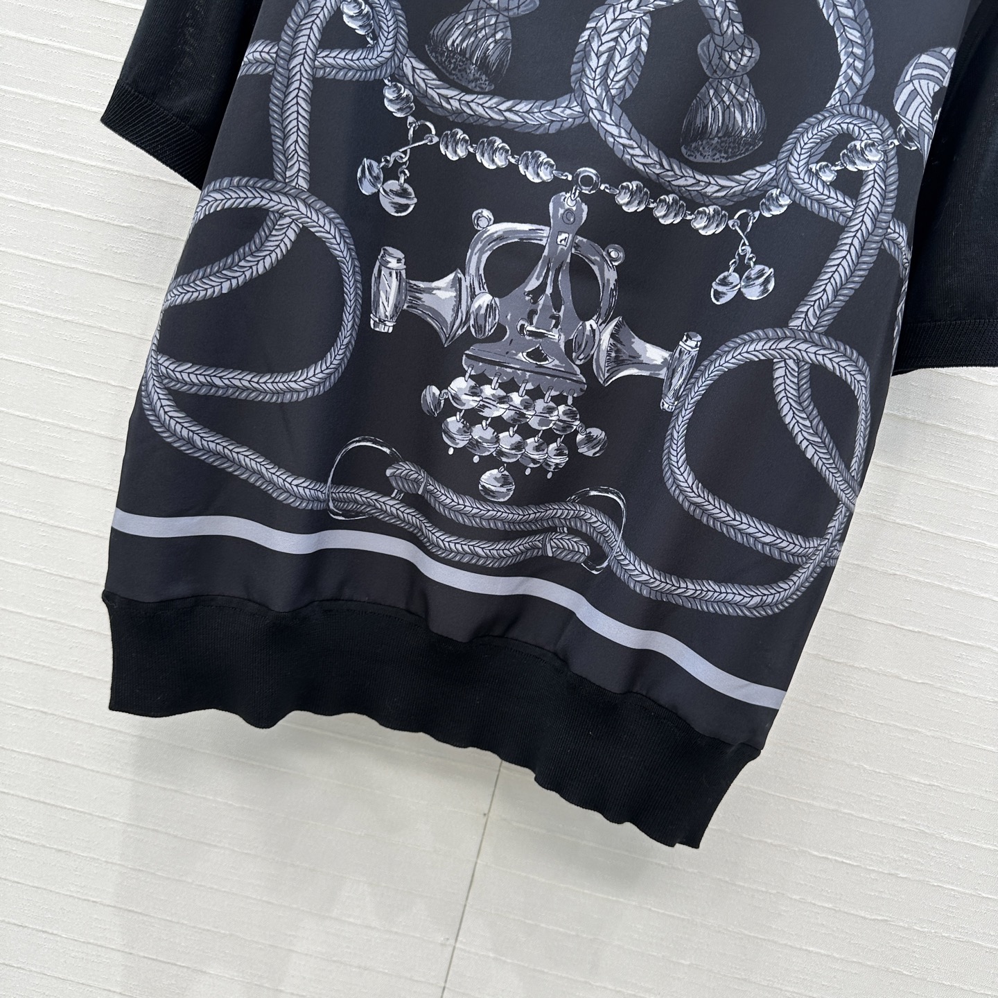 爆单推荐❤️He*m*26新品马鞍印花拼接针织上衣！印花面拼接绢丝羊毛混纺纱线细腻柔软的手感无敌赞！经典