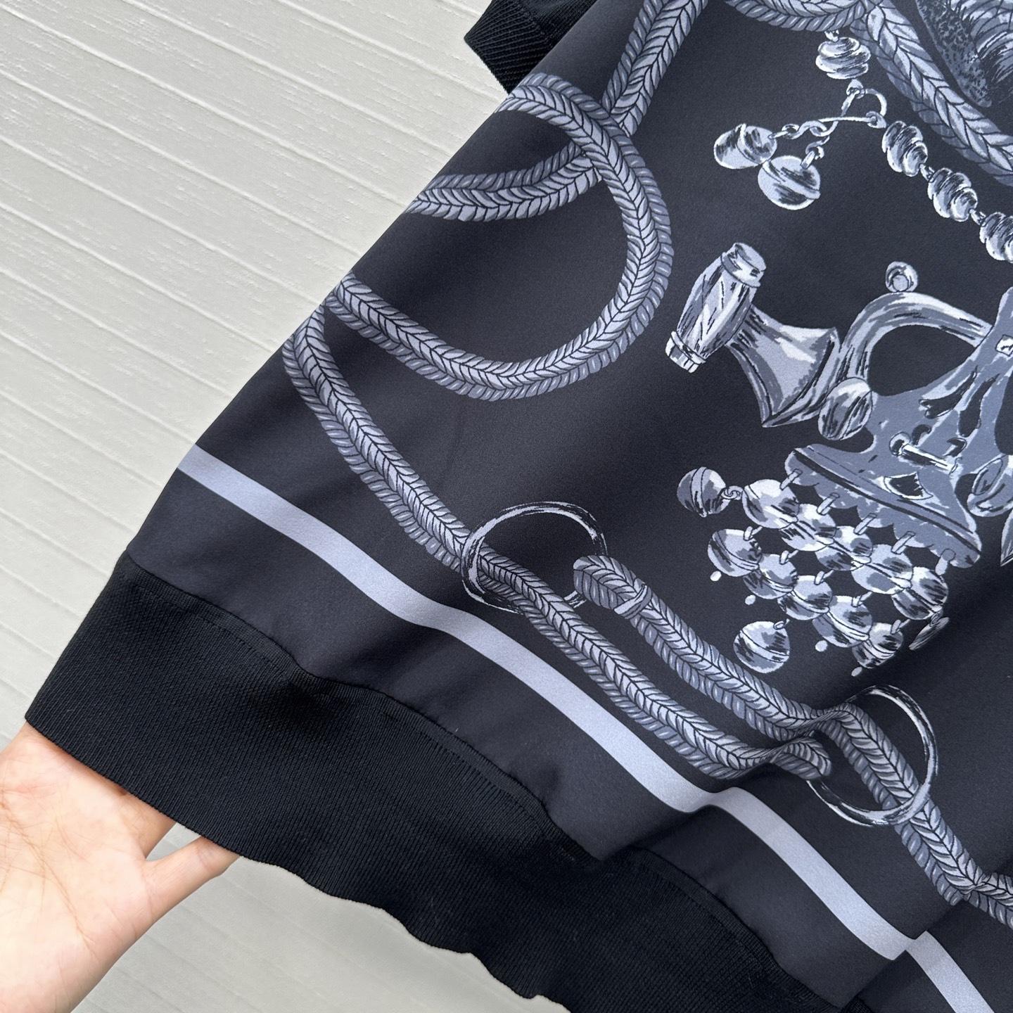 爆单推荐❤️He*m*26新品马鞍印花拼接针织上衣！印花面拼接绢丝羊毛混纺纱线细腻柔软的手感无敌赞！经典