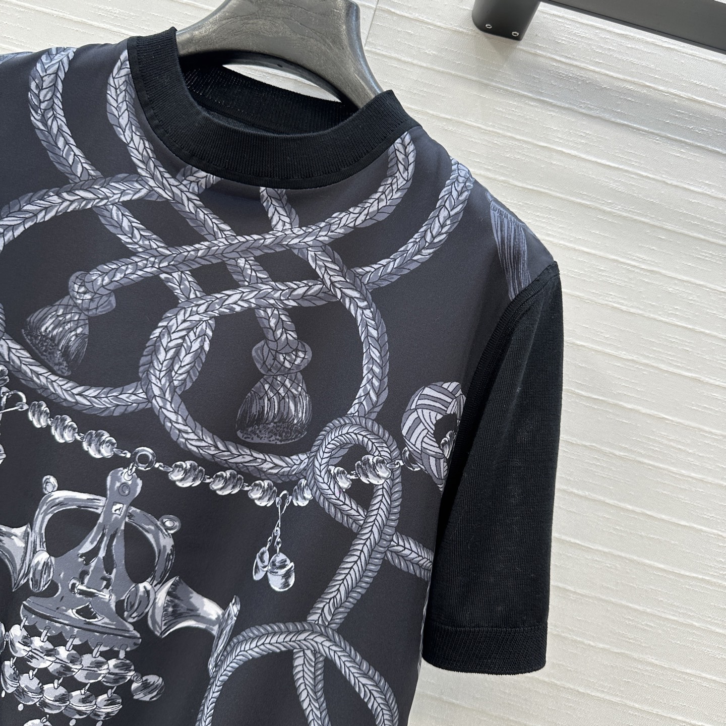 爆单推荐❤️He*m*26新品马鞍印花拼接针织上衣！印花面拼接绢丝羊毛混纺纱线细腻柔软的手感无敌赞！经典