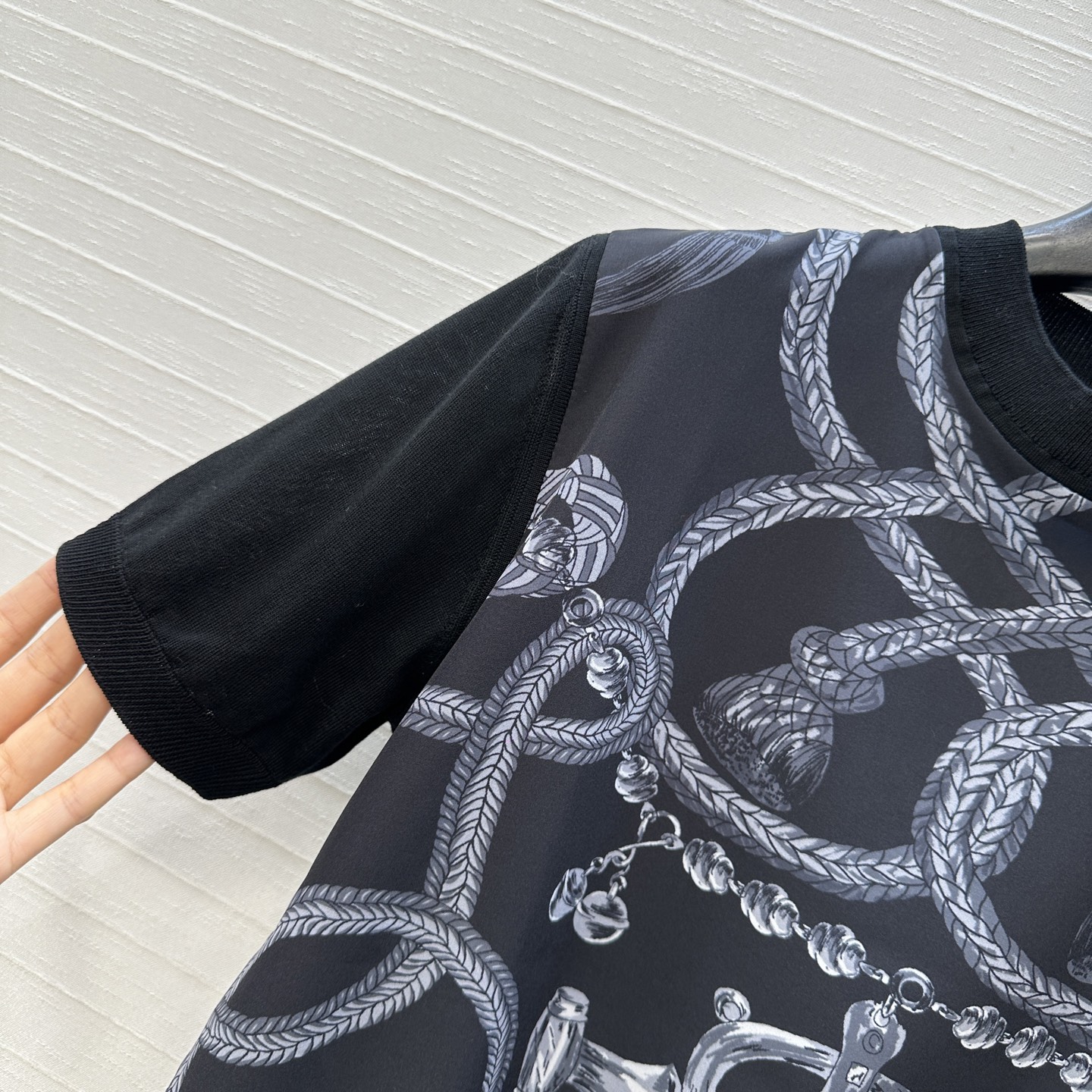 爆单推荐❤️He*m*26新品马鞍印花拼接针织上衣！印花面拼接绢丝羊毛混纺纱线细腻柔软的手感无敌赞！经典