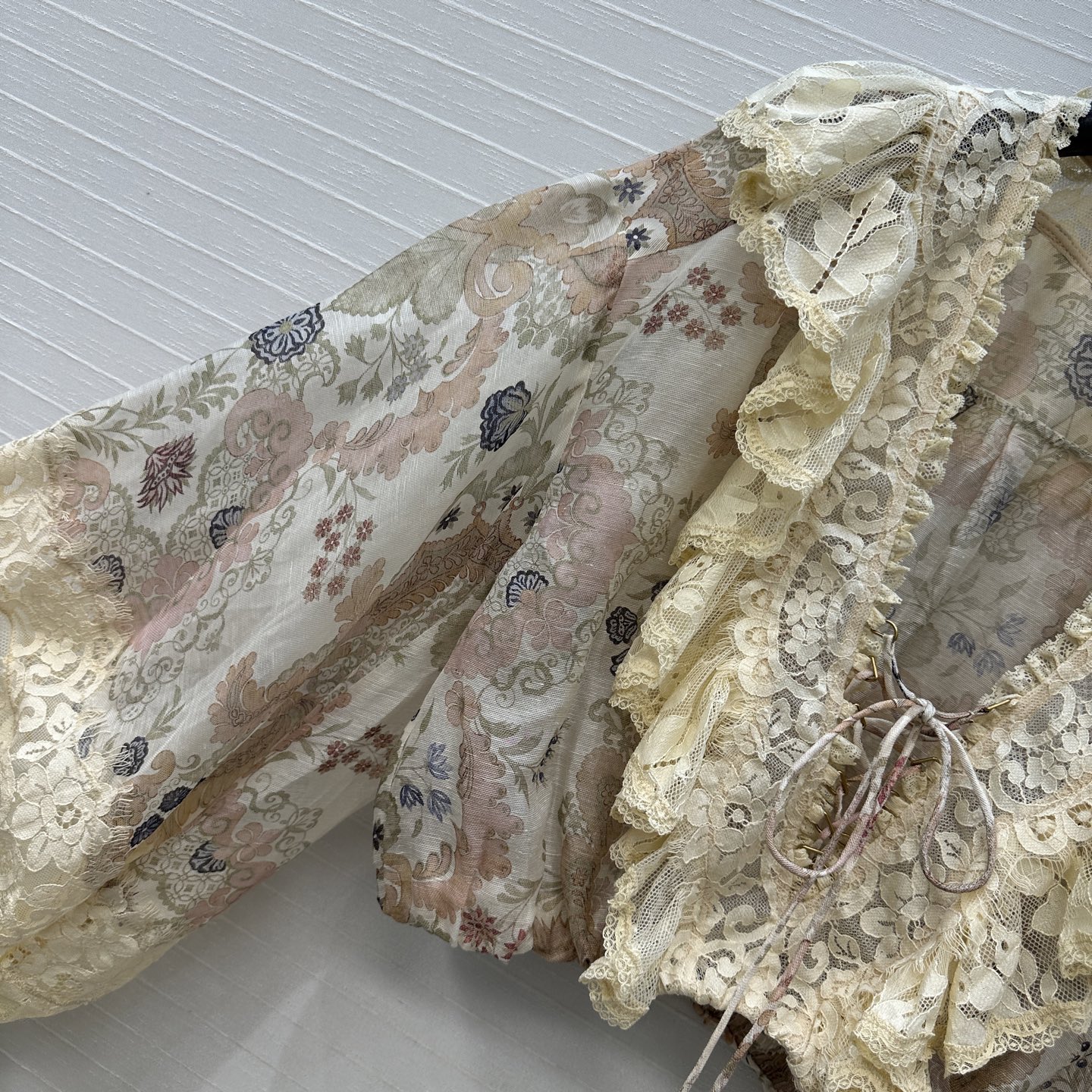 强烈推荐❤️Zm 26早春Rebellion系列蕾丝碎花上衣，丝麻混纺+欧根纱轻盈透气超适合春夏！法式复