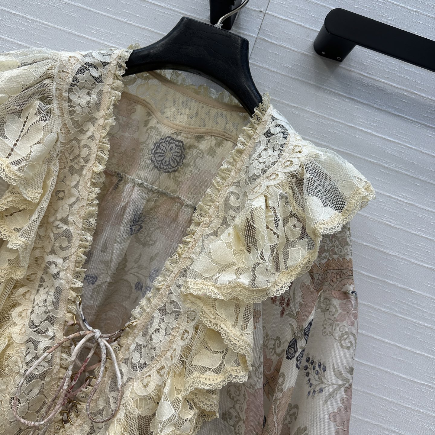 强烈推荐❤️Zm 26早春Rebellion系列蕾丝碎花上衣，丝麻混纺+欧根纱轻盈透气超适合春夏！法式复