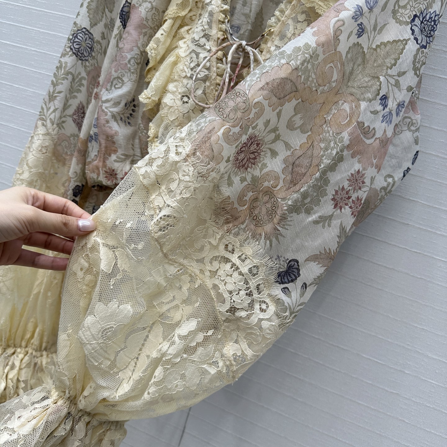 强烈推荐❤️Zm 26早春Rebellion系列蕾丝碎花上衣，丝麻混纺+欧根纱轻盈透气超适合春夏！法式复