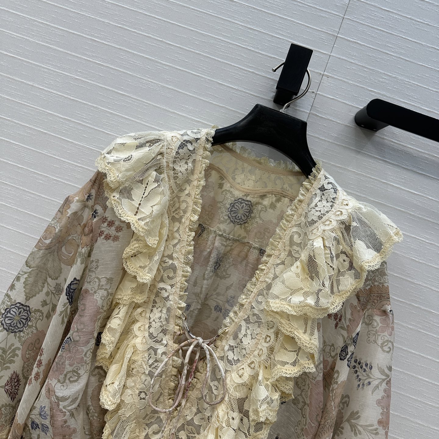 强烈推荐❤️Zm 26早春Rebellion系列蕾丝碎花上衣，丝麻混纺+欧根纱轻盈透气超适合春夏！法式复