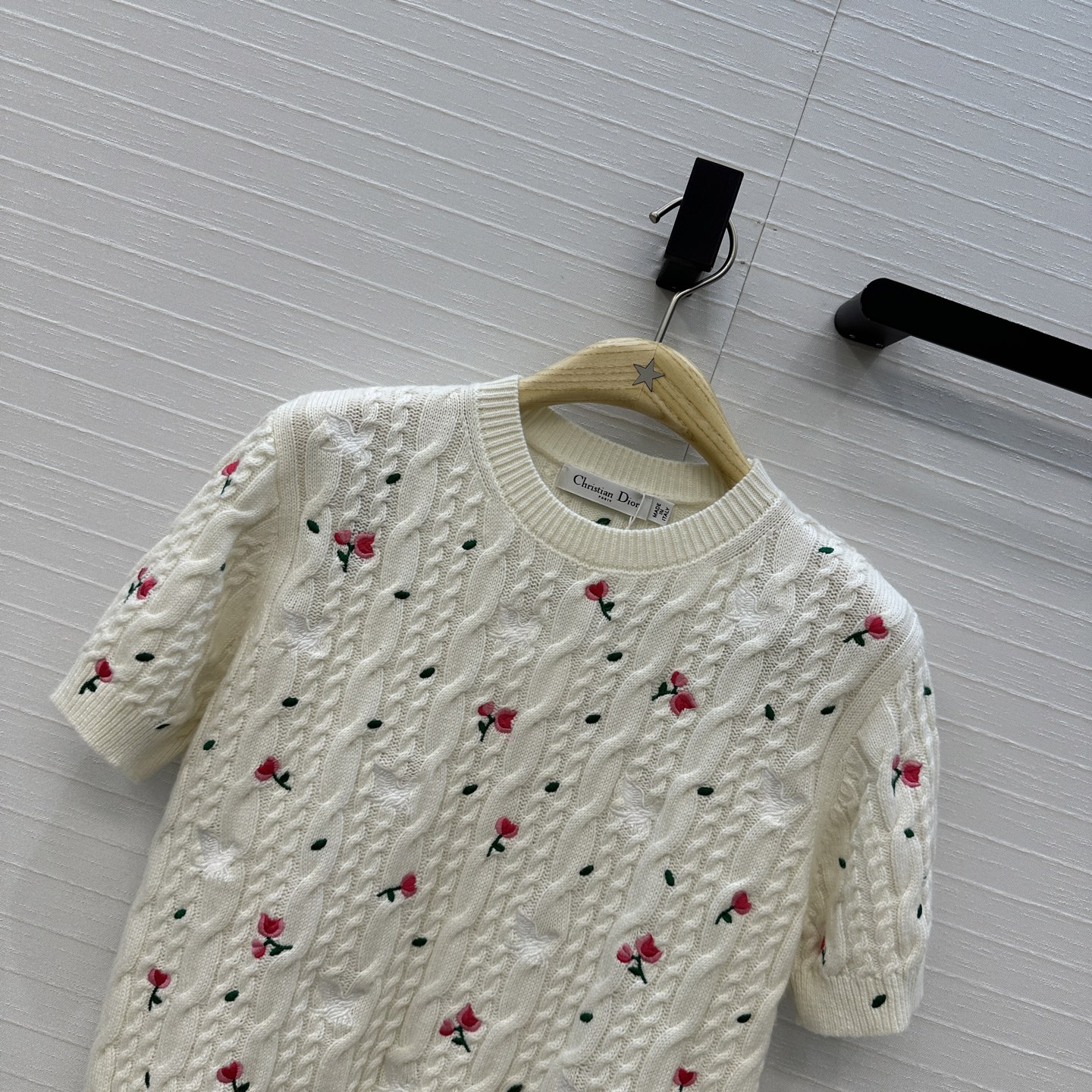 强烈推荐💋Miss D 26新品花园刺绣短袖毛衣。圆领+麻花纹理，点缀精致花朵刺绣，细节满分✨。短袖设计