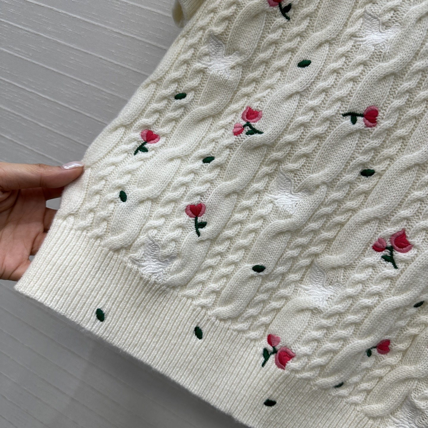 强烈推荐💋Miss D 26新品花园刺绣短袖毛衣。圆领+麻花纹理，点缀精致花朵刺绣，细节满分✨。短袖设计