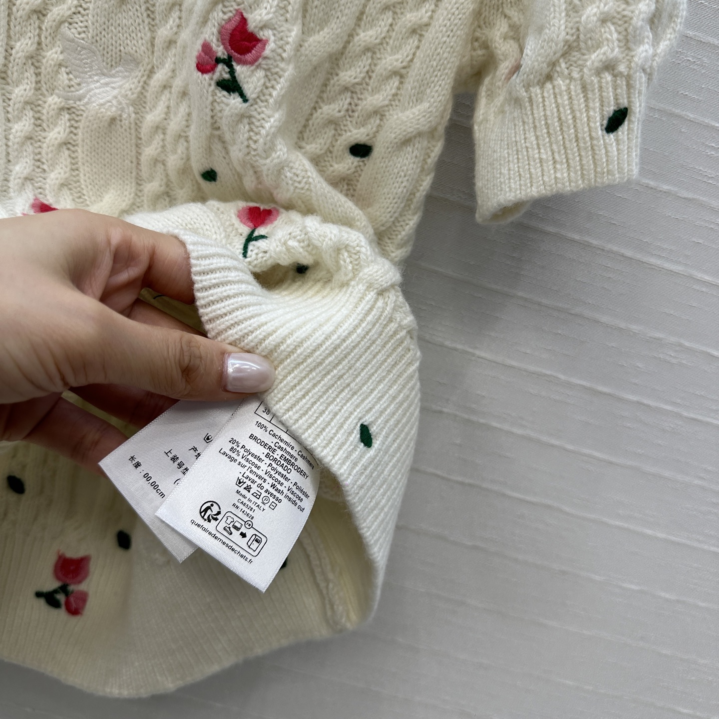 强烈推荐💋Miss D 26新品花园刺绣短袖毛衣。圆领+麻花纹理，点缀精致花朵刺绣，细节满分✨。短袖设计