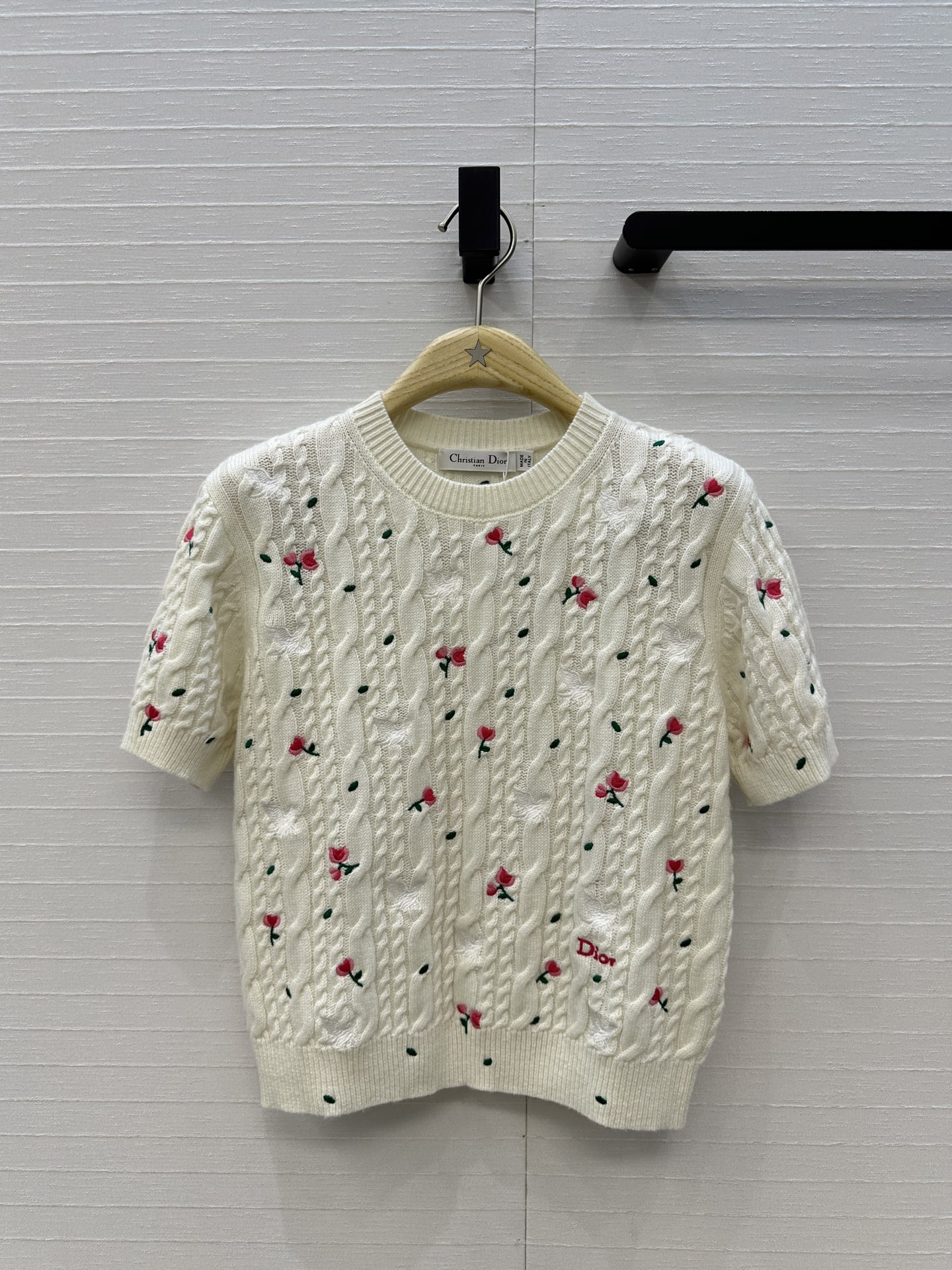 强烈推荐💋Miss D 26新品花园刺绣短袖毛衣。圆领+麻花纹理，点缀精致花朵刺绣，细节满分✨。短袖设计