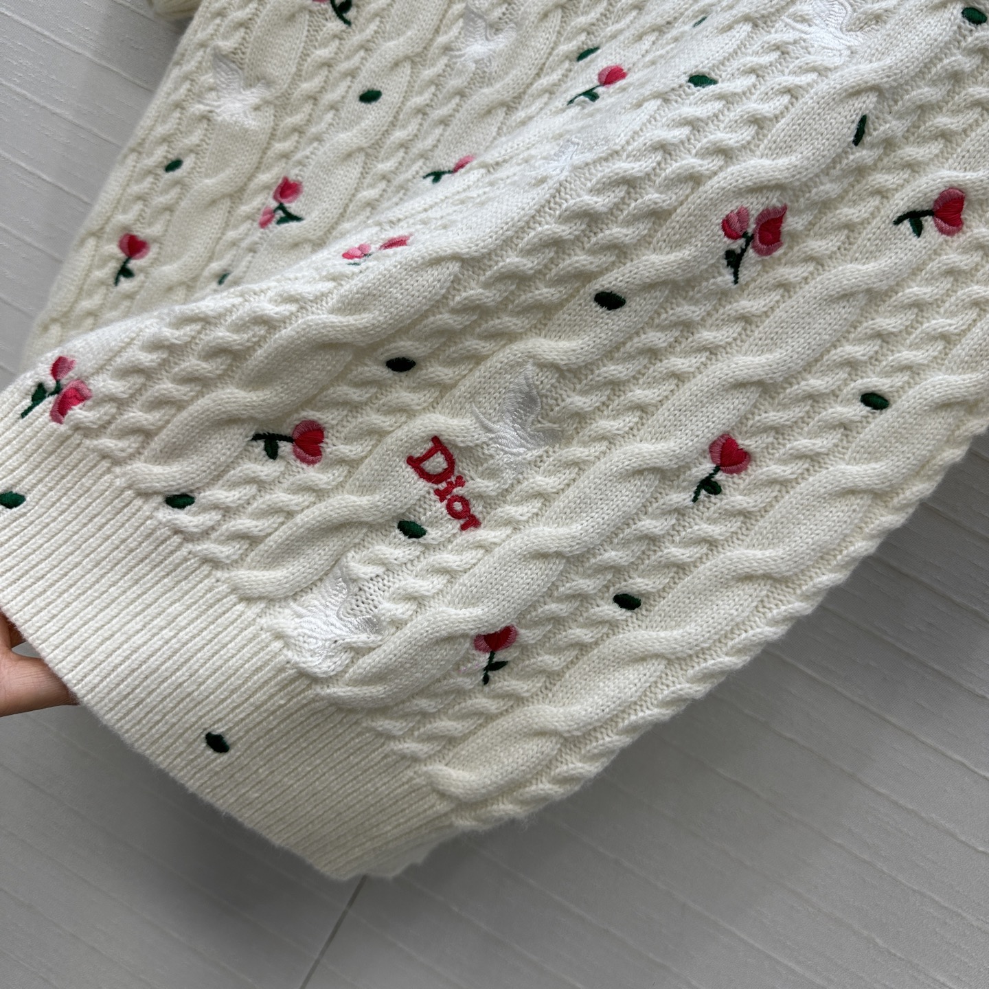 强烈推荐💋Miss D 26新品花园刺绣短袖毛衣。圆领+麻花纹理，点缀精致花朵刺绣，细节满分✨。短袖设计