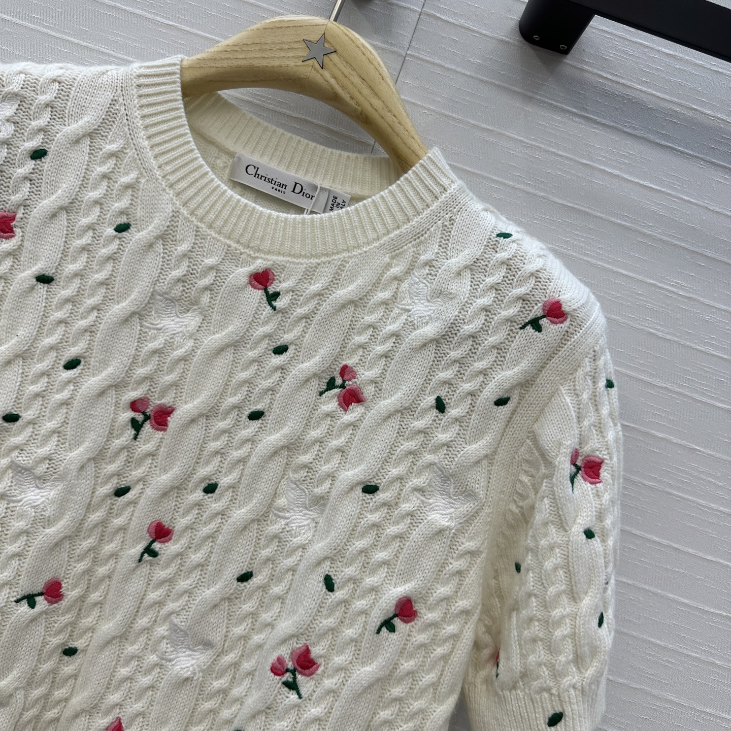 强烈推荐💋Miss D 26新品花园刺绣短袖毛衣。圆领+麻花纹理，点缀精致花朵刺绣，细节满分✨。短袖设计