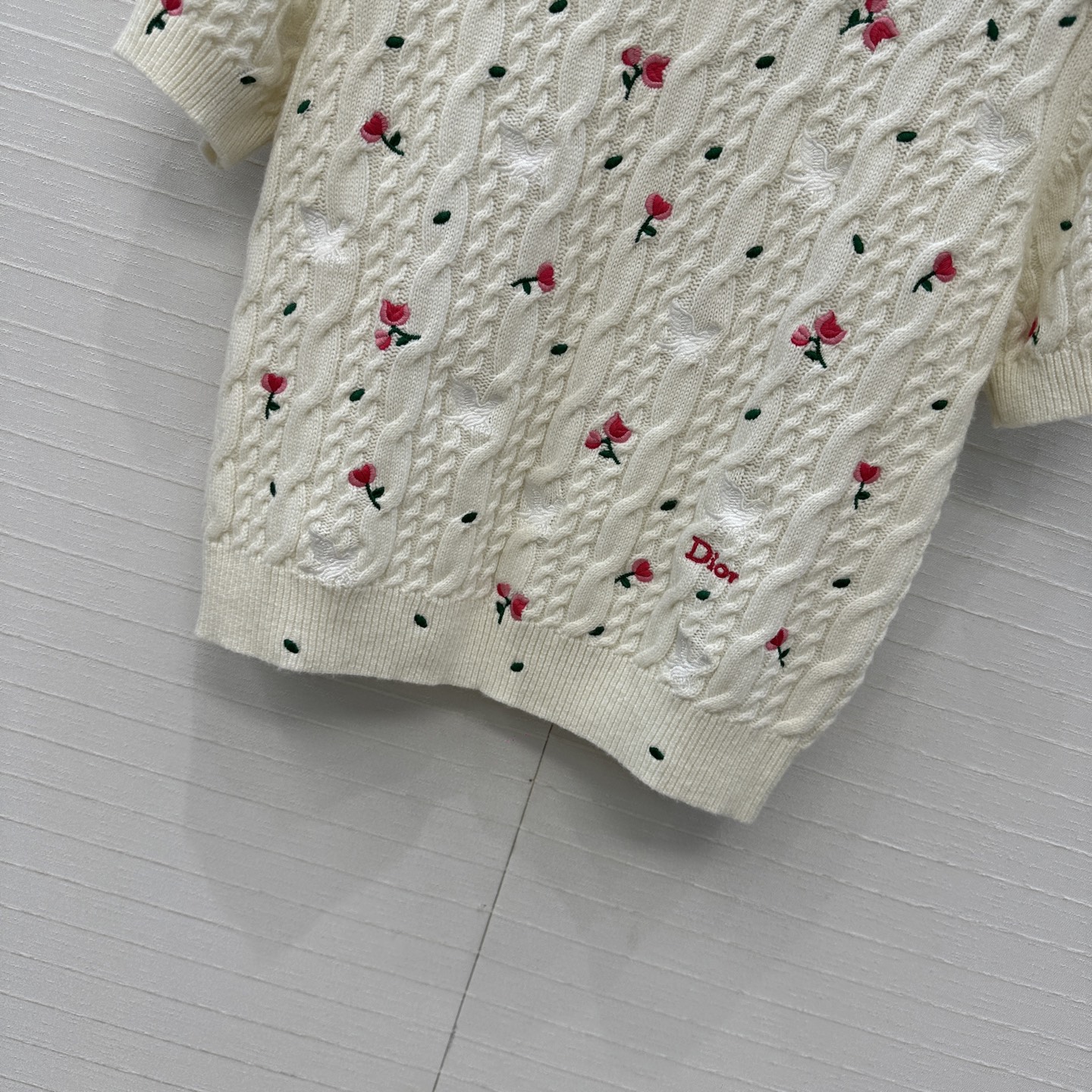 强烈推荐💋Miss D 26新品花园刺绣短袖毛衣。圆领+麻花纹理，点缀精致花朵刺绣，细节满分✨。短袖设计