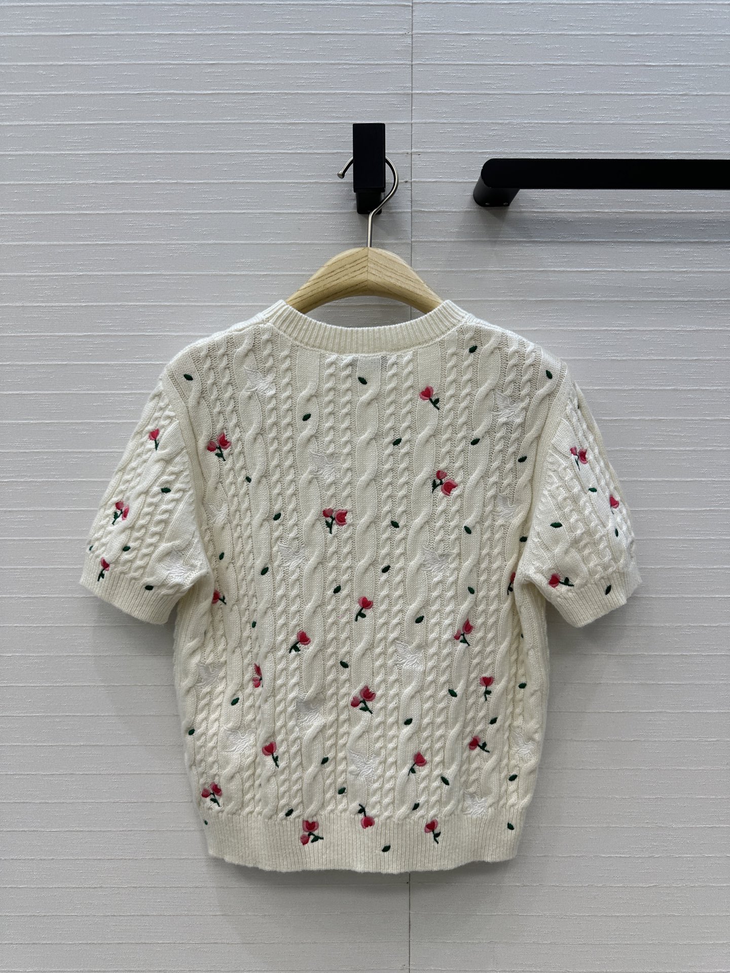 强烈推荐💋Miss D 26新品花园刺绣短袖毛衣。圆领+麻花纹理，点缀精致花朵刺绣，细节满分✨。短袖设计