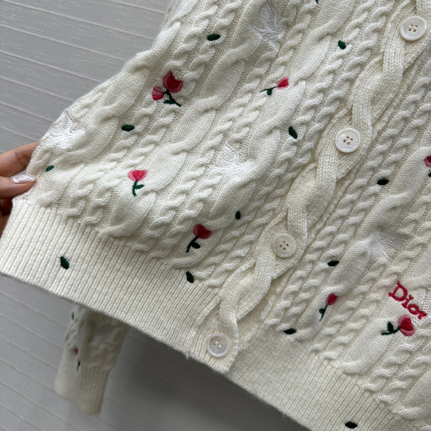 强烈推荐💋Miss D 26新品花园刺绣针织开衫。圆领+麻花纹理，点缀精致花朵刺绣，细节满分✨。短袖设计