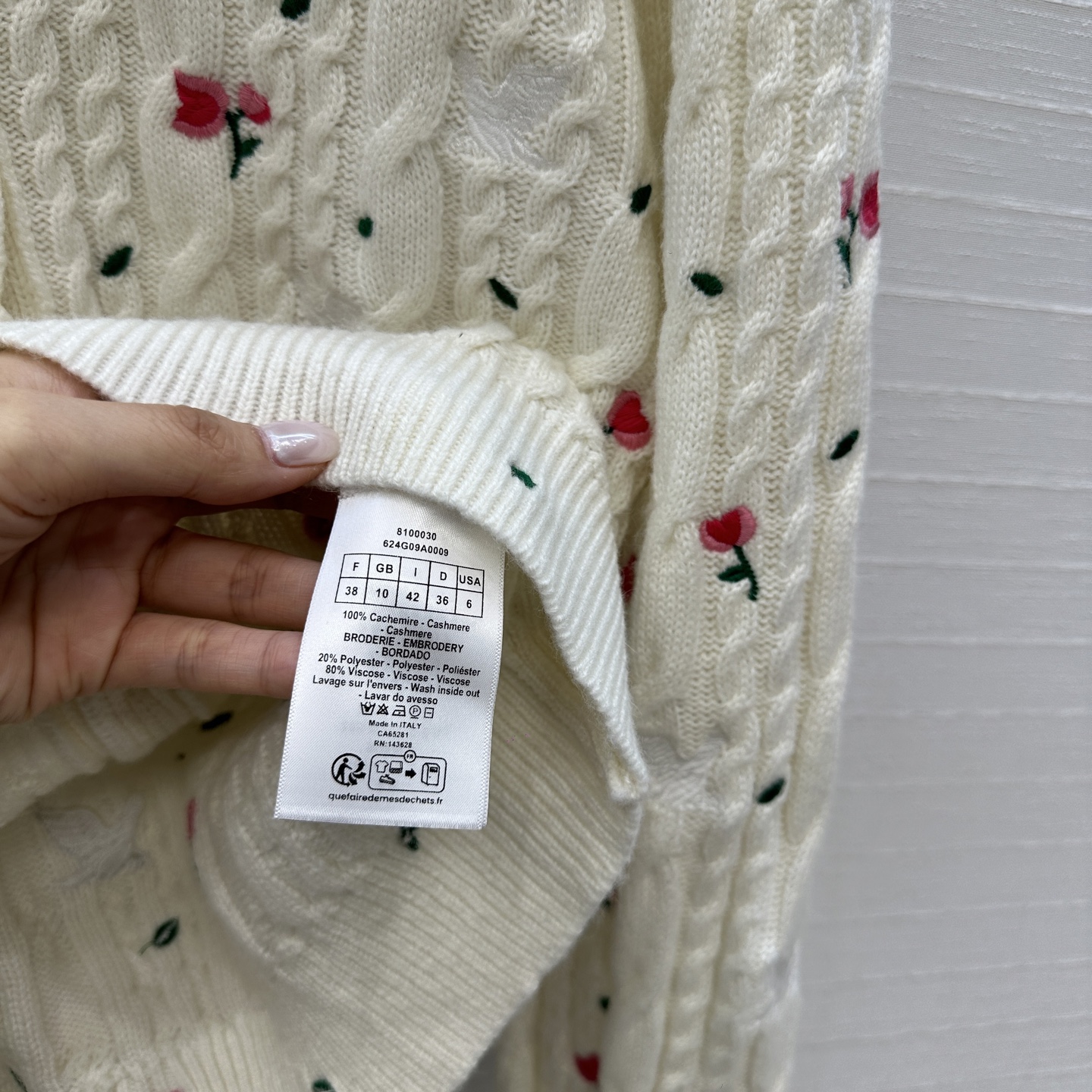 强烈推荐💋Miss D 26新品花园刺绣针织开衫。圆领+麻花纹理，点缀精致花朵刺绣，细节满分✨。短袖设计