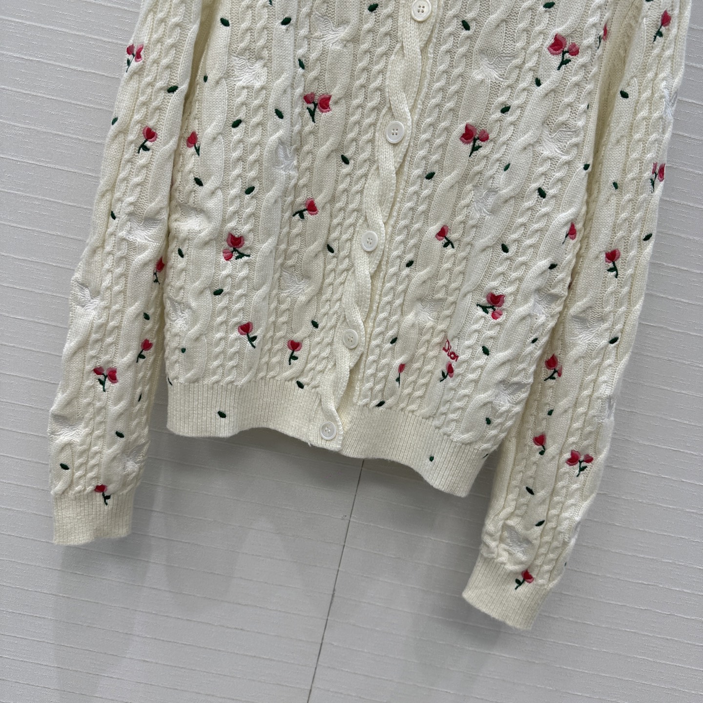 强烈推荐💋Miss D 26新品花园刺绣针织开衫。圆领+麻花纹理，点缀精致花朵刺绣，细节满分✨。短袖设计