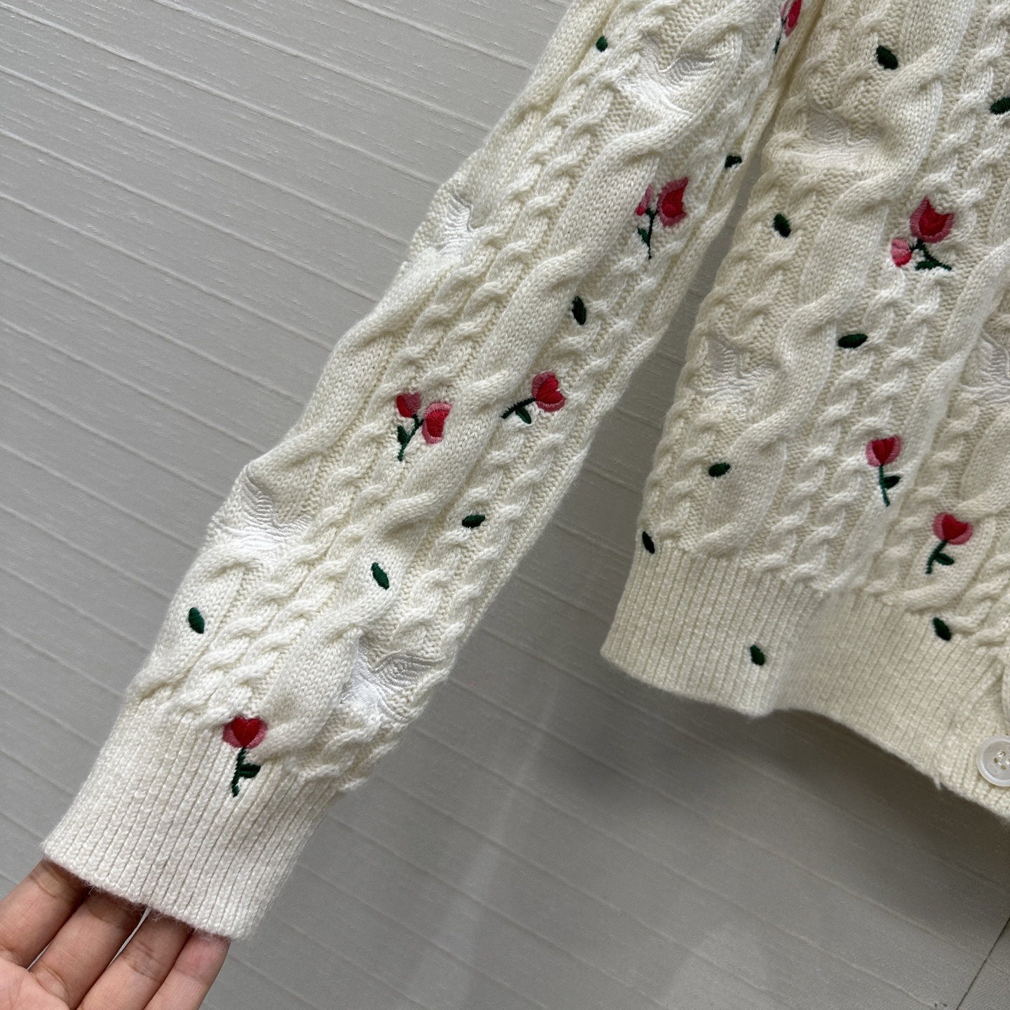 强烈推荐💋Miss D 26新品花园刺绣针织开衫。圆领+麻花纹理，点缀精致花朵刺绣，细节满分✨。短袖设计