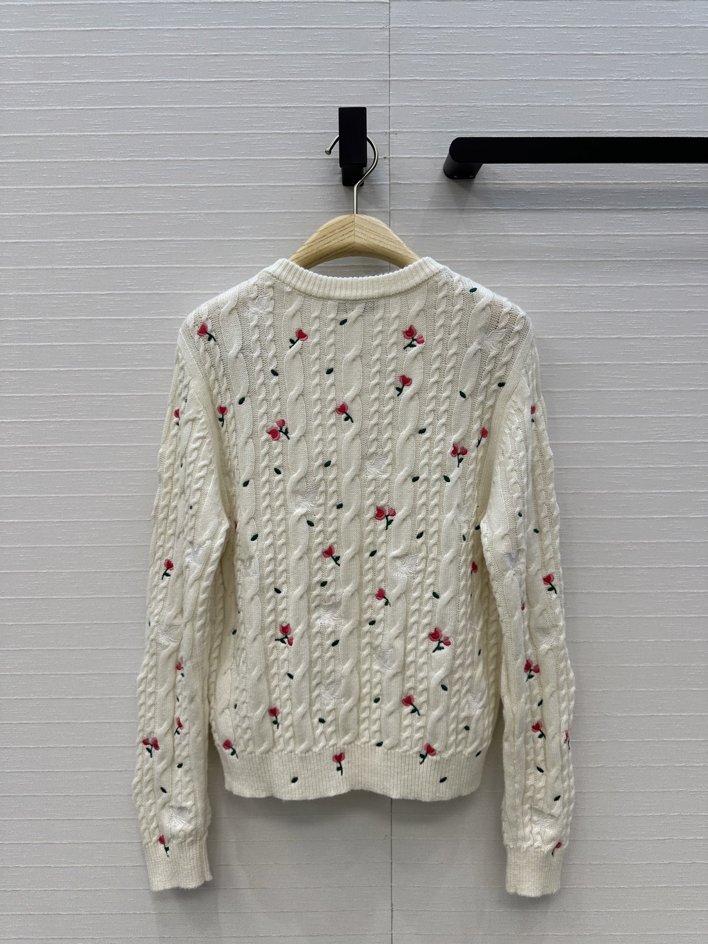 强烈推荐💋Miss D 26新品花园刺绣针织开衫。圆领+麻花纹理，点缀精致花朵刺绣，细节满分✨。短袖设计