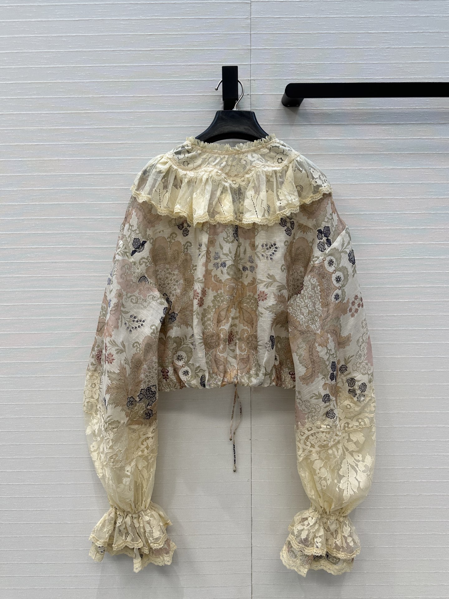 强烈推荐❤️Zm 26早春Rebellion系列蕾丝碎花上衣，丝麻混纺+欧根纱轻盈透气超适合春夏！法式复