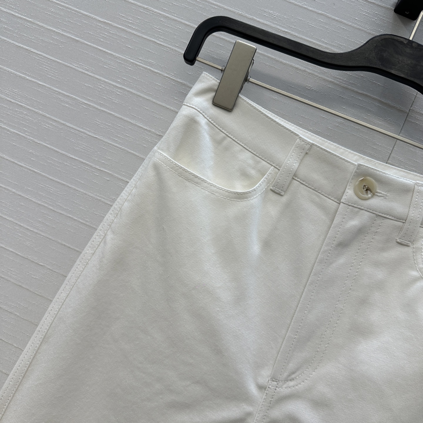 强烈推荐，tote*风26新品扭缝牛仔裤，白色牛仔跟春夏的适配度太高了，小直筒裤型上身自带帅气高级感！衣