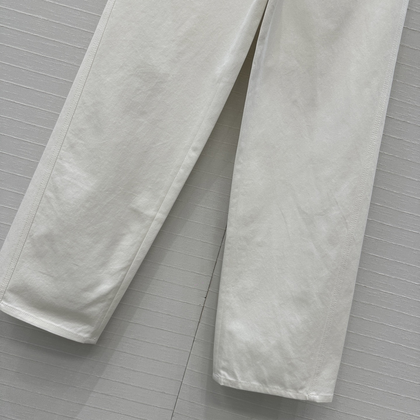 强烈推荐，tote*风26新品扭缝牛仔裤，白色牛仔跟春夏的适配度太高了，小直筒裤型上身自带帅气高级感！衣