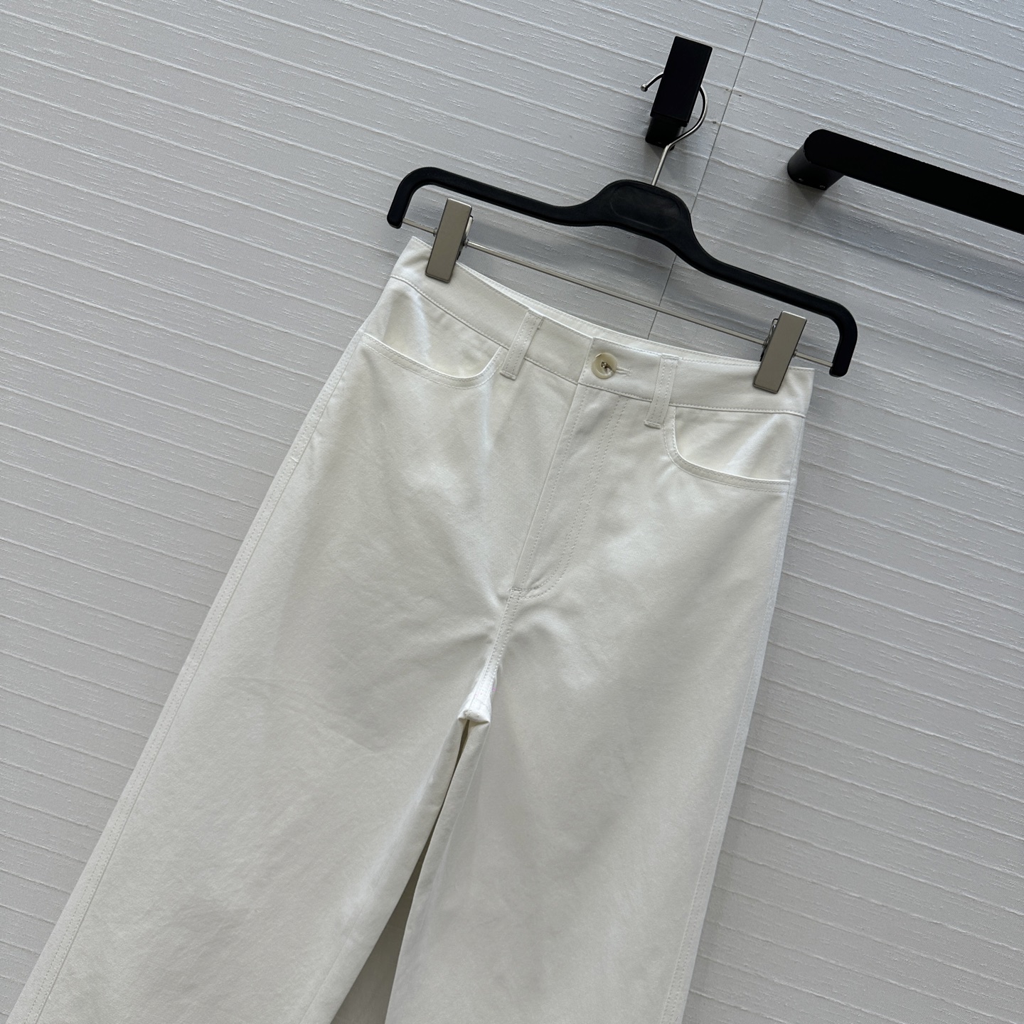 强烈推荐，tote*风26新品扭缝牛仔裤，白色牛仔跟春夏的适配度太高了，小直筒裤型上身自带帅气高级感！衣