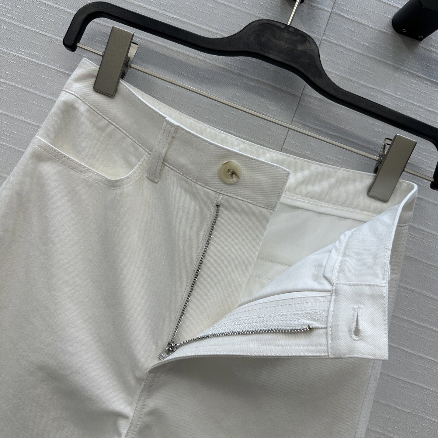 强烈推荐，tote*风26新品扭缝牛仔裤，白色牛仔跟春夏的适配度太高了，小直筒裤型上身自带帅气高级感！衣