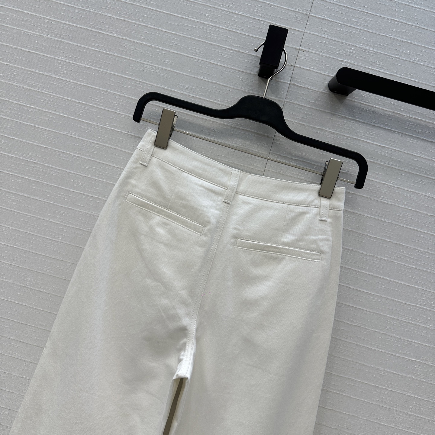 强烈推荐，tote*风26新品扭缝牛仔裤，白色牛仔跟春夏的适配度太高了，小直筒裤型上身自带帅气高级感！衣