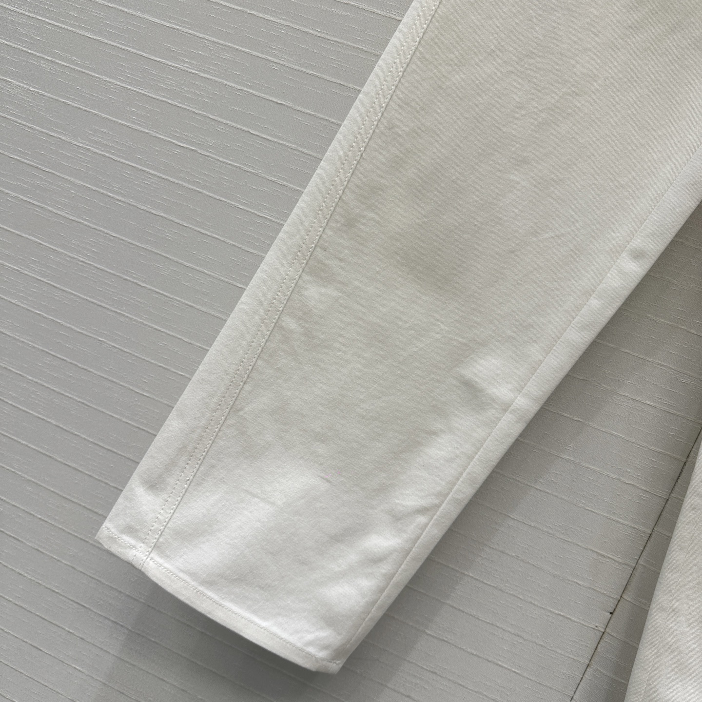 强烈推荐，tote*风26新品扭缝牛仔裤，白色牛仔跟春夏的适配度太高了，小直筒裤型上身自带帅气高级感！衣