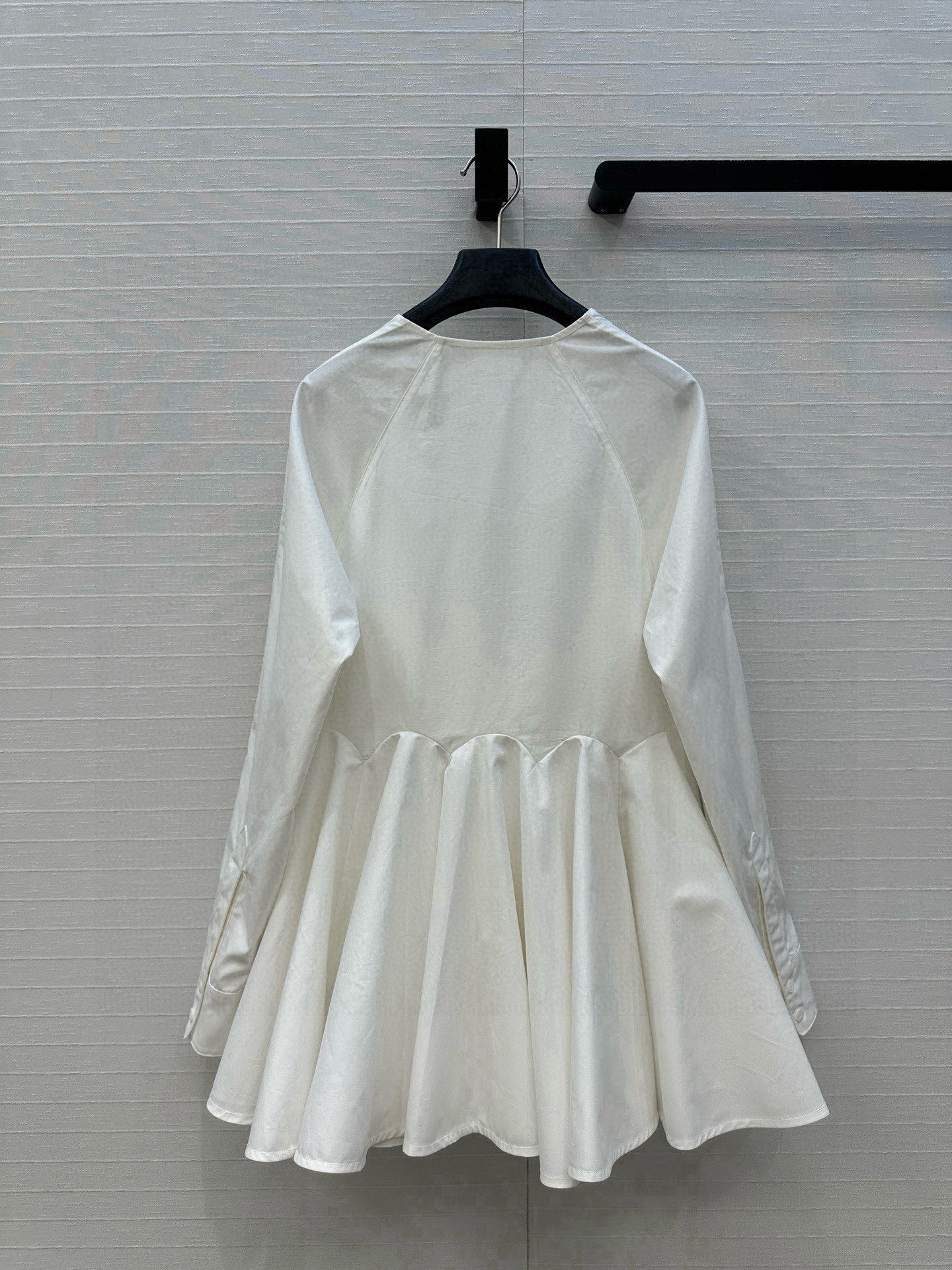 独家首发❤️原单品质，Alai*新品深V领简约娃娃白色衬衫，立体剪裁大A版型褶裥蓬蓬裙摆上身显瘦又高挑！