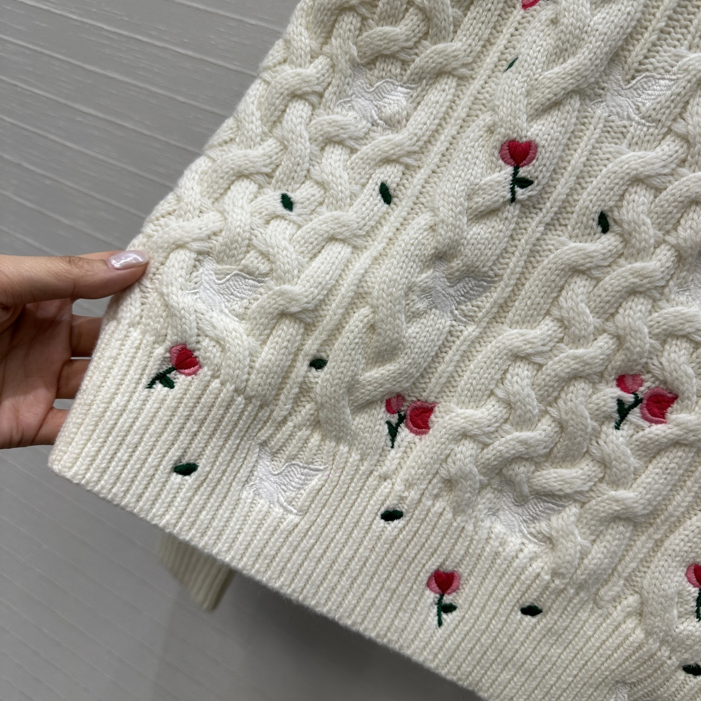 强烈推荐💋Miss D 26新品花园刺绣针织毛衣。V口圆领+麻花纹理，点缀精致花朵刺绣，细节满分✨。短袖