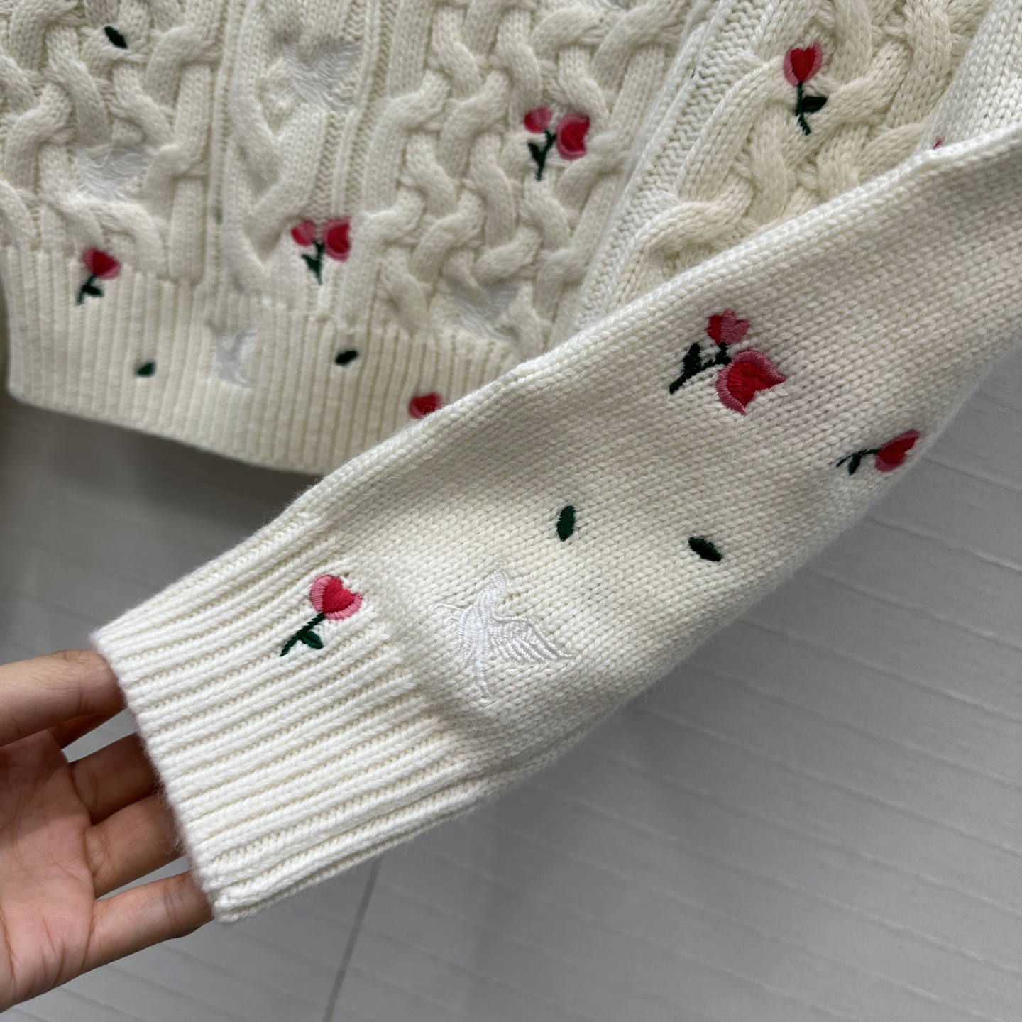 强烈推荐💋Miss D 26新品花园刺绣针织毛衣。V口圆领+麻花纹理，点缀精致花朵刺绣，细节满分✨。短袖