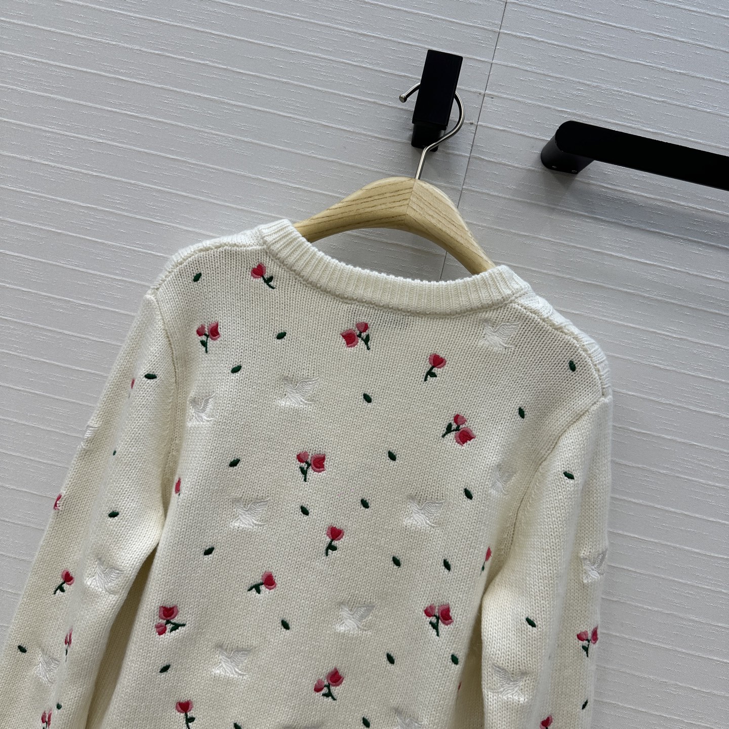 强烈推荐💋Miss D 26新品花园刺绣针织毛衣。V口圆领+麻花纹理，点缀精致花朵刺绣，细节满分✨。短袖