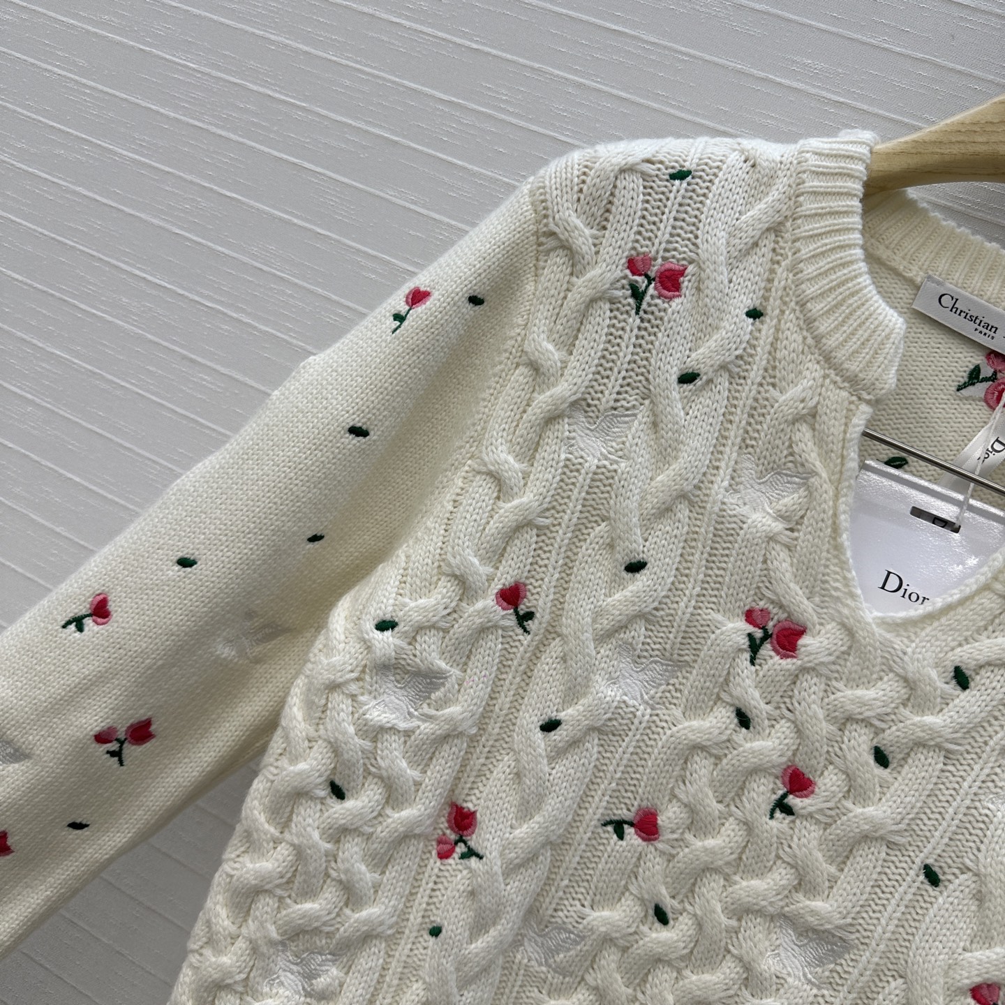 强烈推荐💋Miss D 26新品花园刺绣针织毛衣。V口圆领+麻花纹理，点缀精致花朵刺绣，细节满分✨。短袖