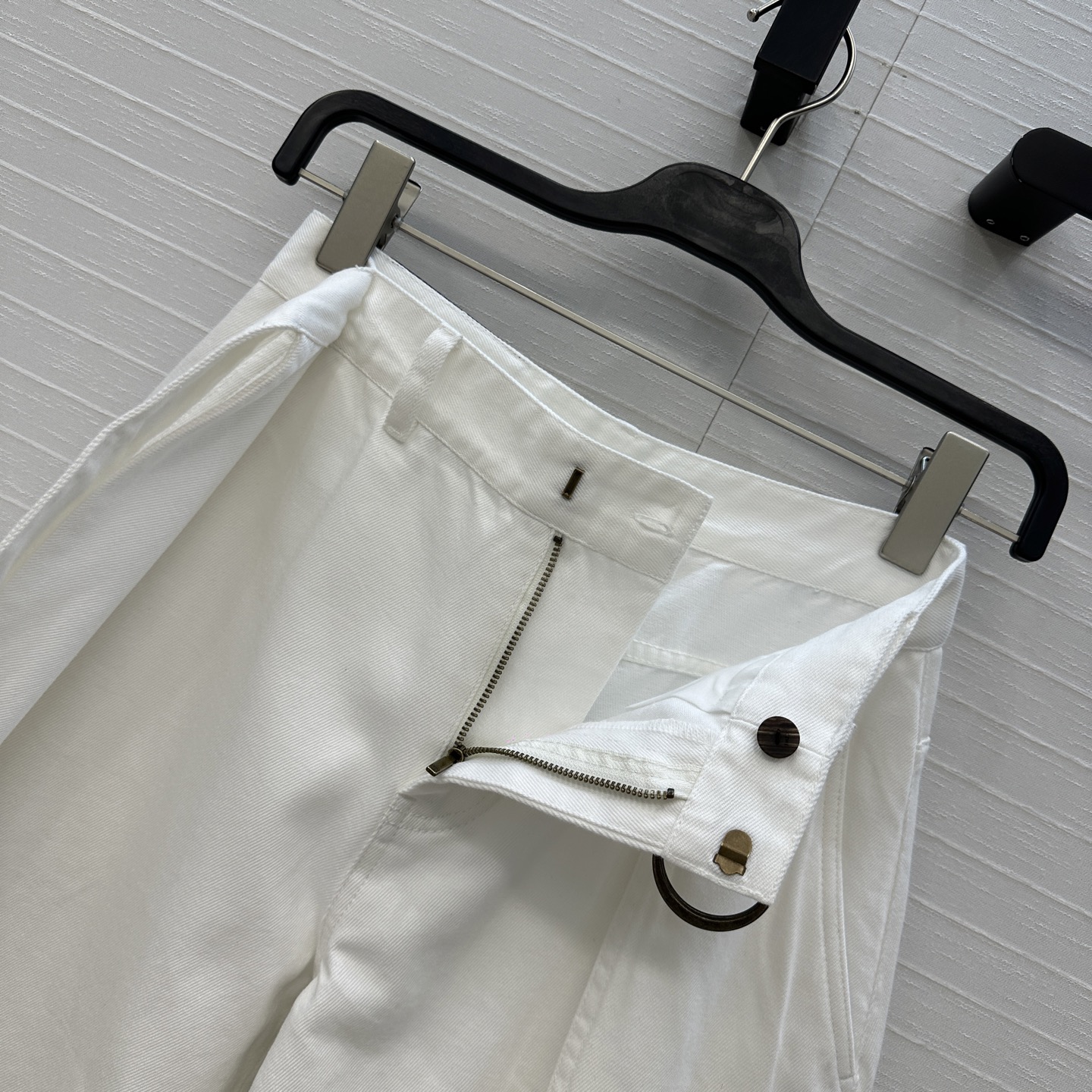 爆单推荐♥️原单品质！Lw高智感时髦精穿搭！斜扣搭位解构设计感牛仔夹克外套！摩登时髦收褶下摆干净利落又不