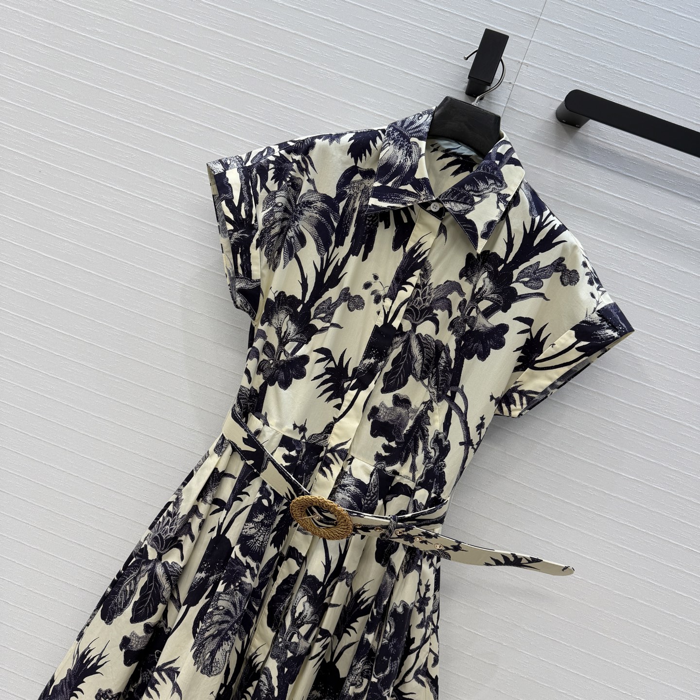 强烈推荐❤️Cara*26度假新品 复古花藤印花连衣裙，卷边小飞袖设计收腰压褶大裙摆上身优雅知性，休闲度