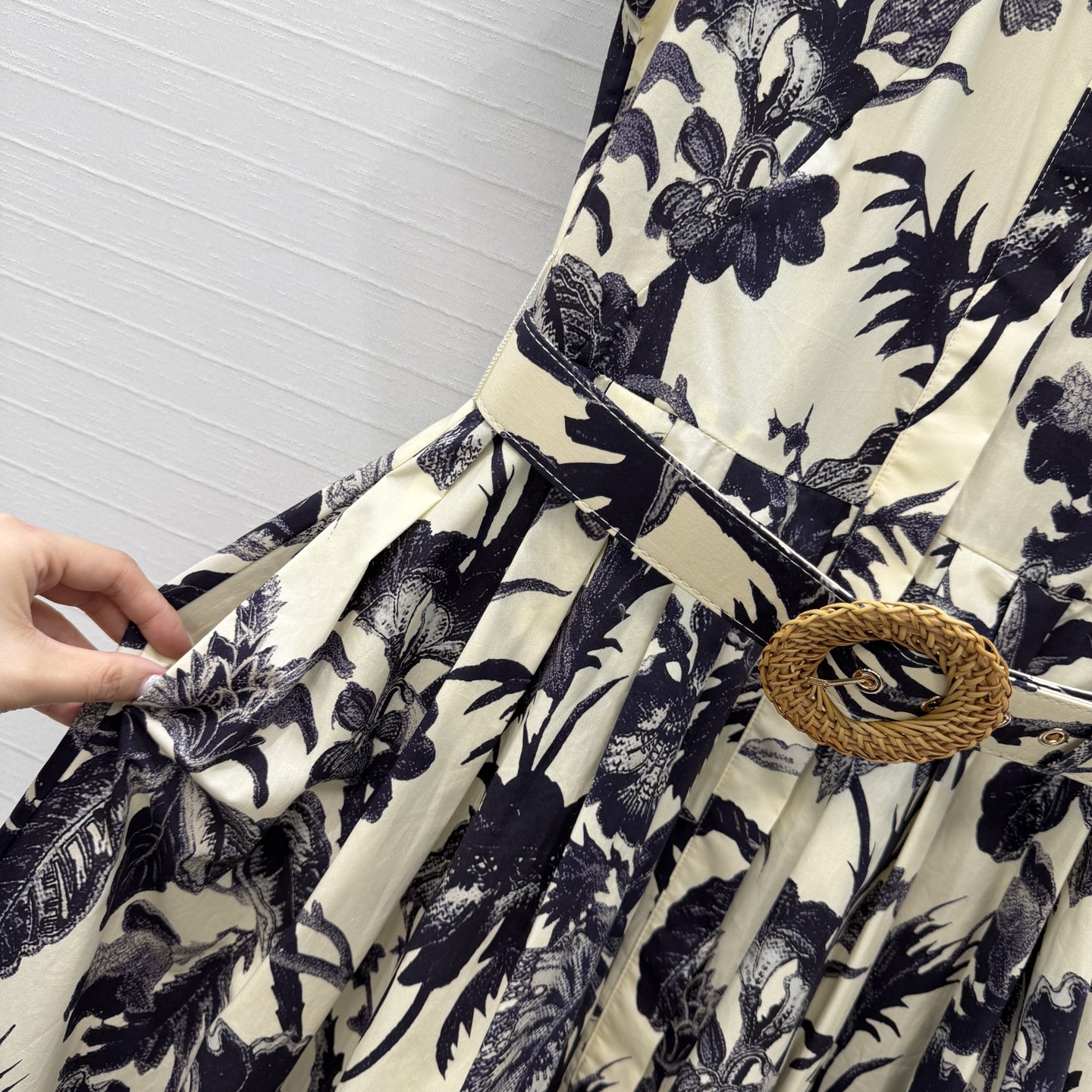 强烈推荐❤️Cara*26度假新品 复古花藤印花连衣裙，卷边小飞袖设计收腰压褶大裙摆上身优雅知性，休闲度