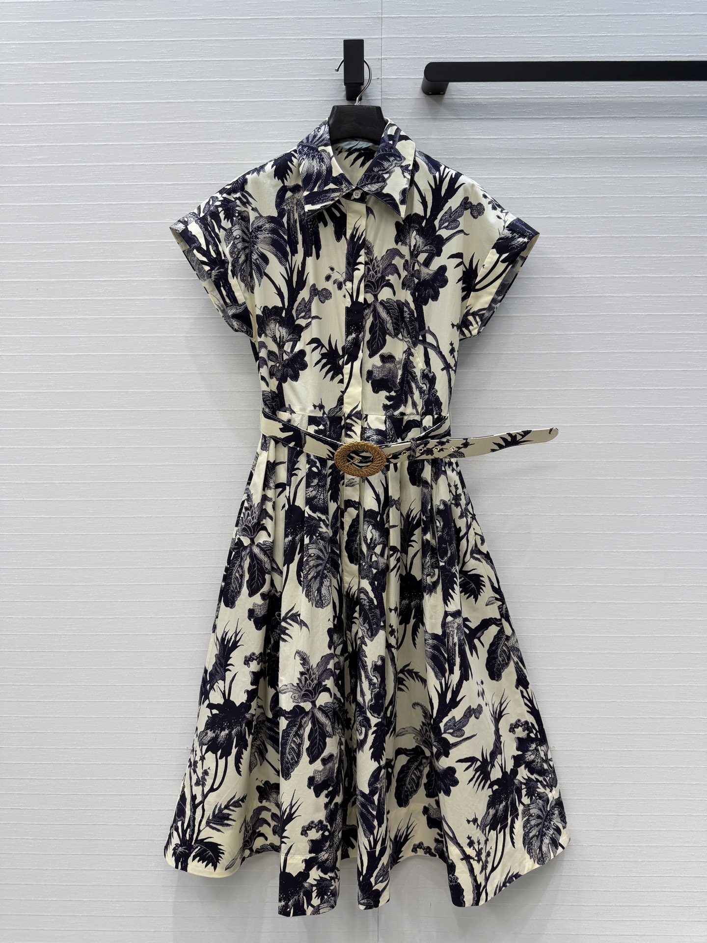 强烈推荐❤️Cara*26度假新品 复古花藤印花连衣裙，卷边小飞袖设计收腰压褶大裙摆上身优雅知性，休闲度