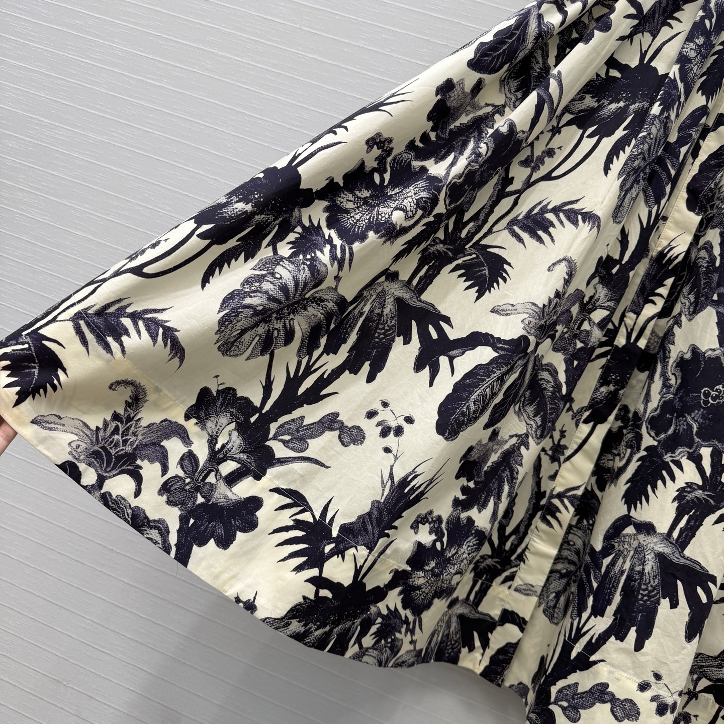 强烈推荐❤️Cara*26度假新品 复古花藤印花连衣裙，卷边小飞袖设计收腰压褶大裙摆上身优雅知性，休闲度