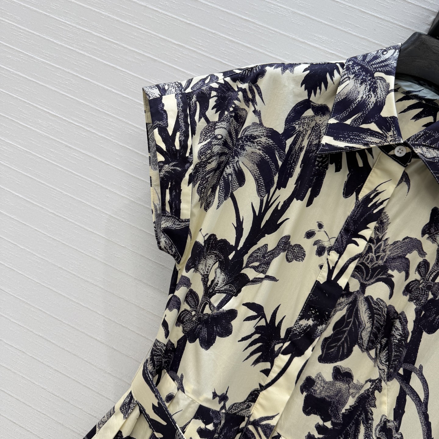 强烈推荐❤️Cara*26度假新品 复古花藤印花连衣裙，卷边小飞袖设计收腰压褶大裙摆上身优雅知性，休闲度