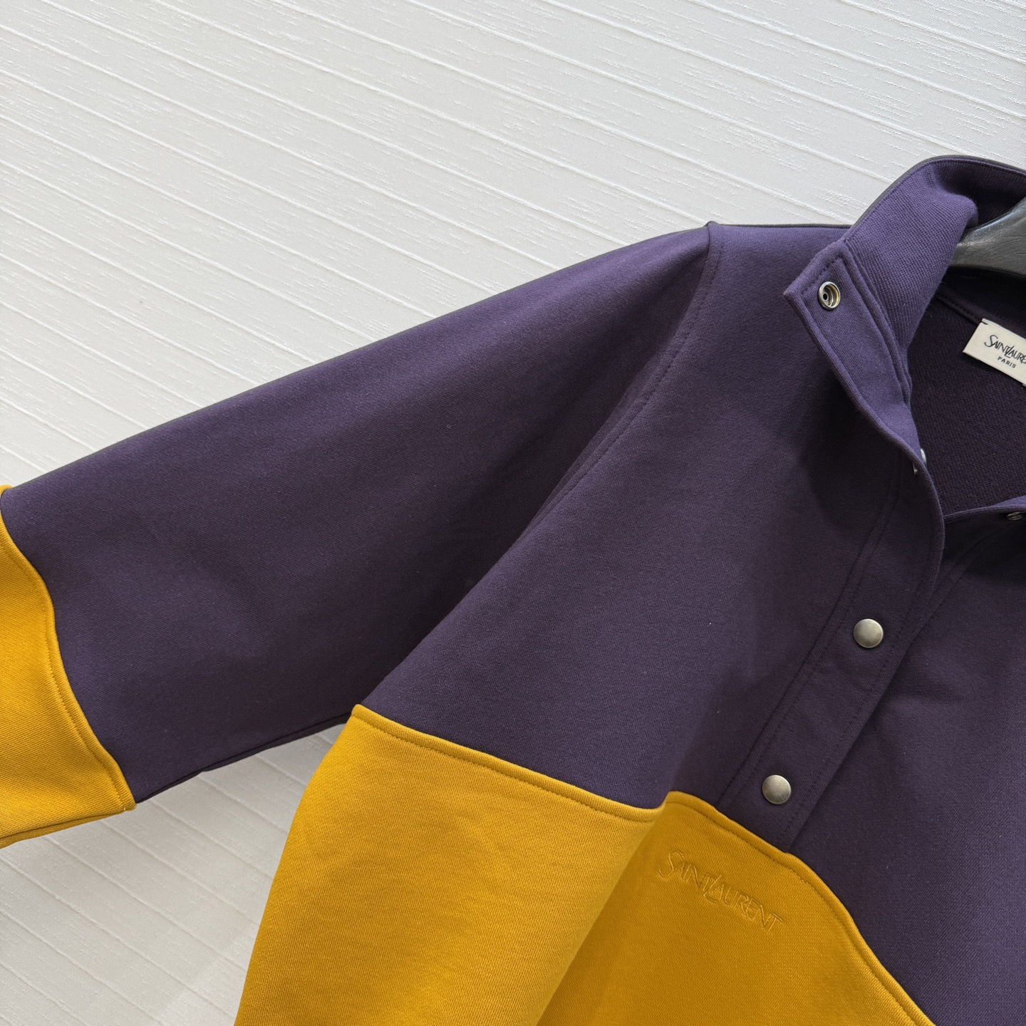 强烈推荐❤️YSL春季新品拼色高领卫衣，紫+黄撞色设计超吸睛，春日氛围感满满。高品质纯棉卫衣面料质感超赞