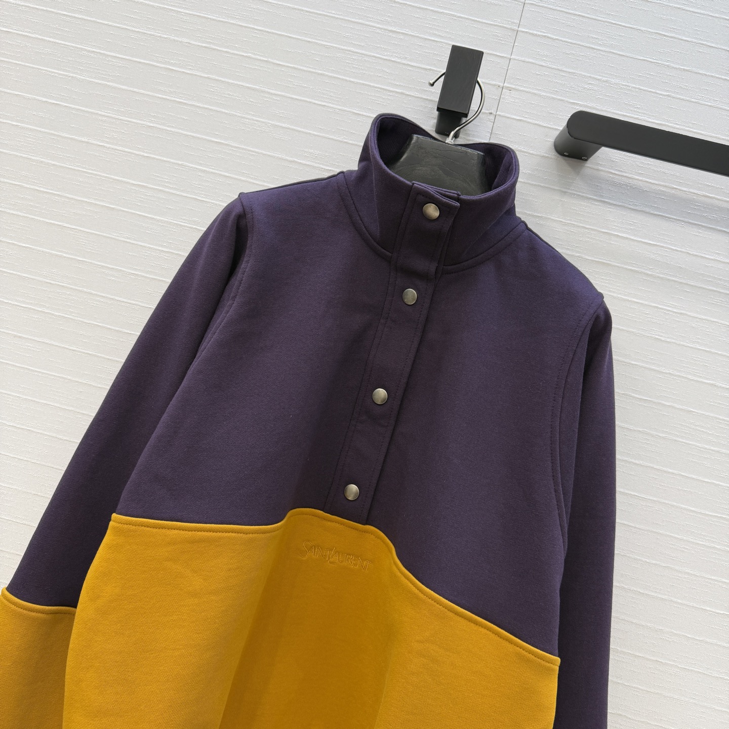 强烈推荐❤️YSL春季新品拼色高领卫衣，紫+黄撞色设计超吸睛，春日氛围感满满。高品质纯棉卫衣面料质感超赞