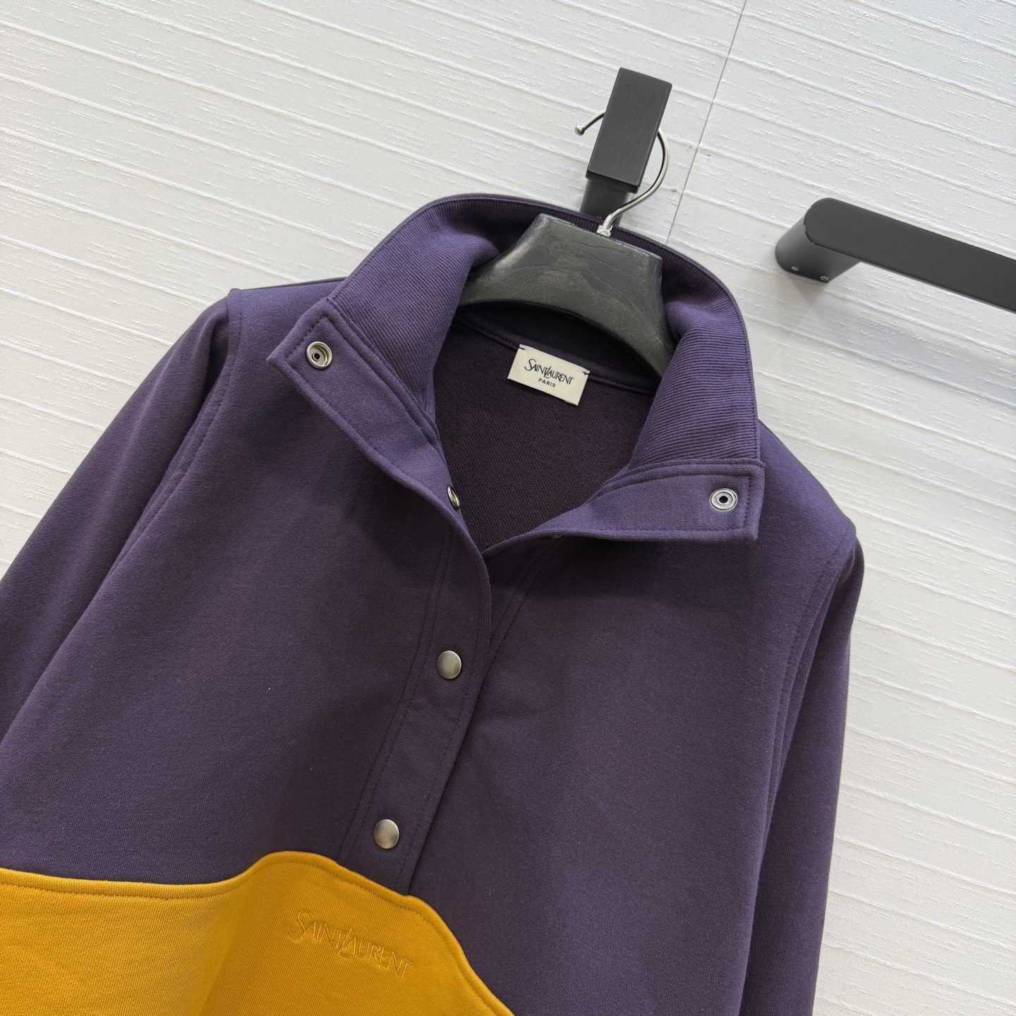 强烈推荐❤️YSL春季新品拼色高领卫衣，紫+黄撞色设计超吸睛，春日氛围感满满。高品质纯棉卫衣面料质感超赞