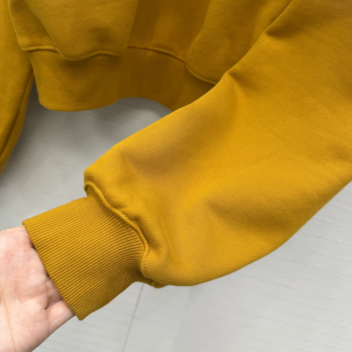 强烈推荐❤️YSL春季新品拼色高领卫衣，紫+黄撞色设计超吸睛，春日氛围感满满。高品质纯棉卫衣面料质感超赞