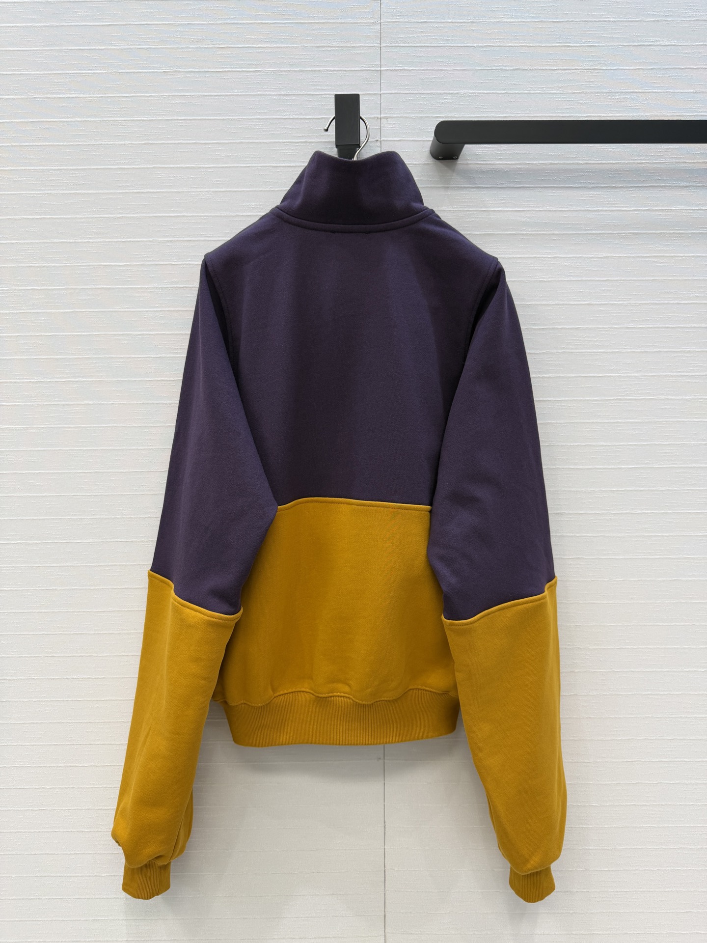 强烈推荐❤️YSL春季新品拼色高领卫衣，紫+黄撞色设计超吸睛，春日氛围感满满。高品质纯棉卫衣面料质感超赞
