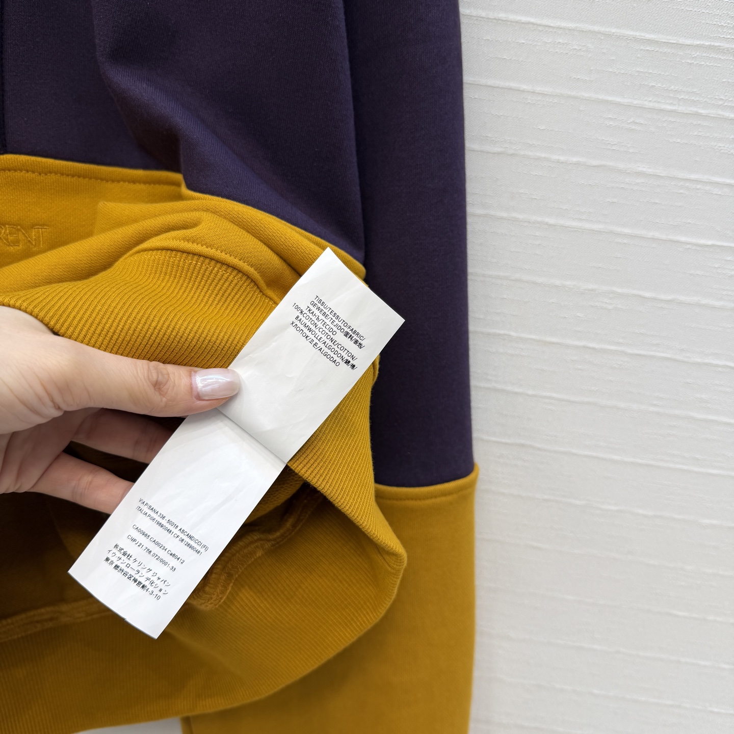 强烈推荐❤️YSL春季新品拼色高领卫衣，紫+黄撞色设计超吸睛，春日氛围感满满。高品质纯棉卫衣面料质感超赞